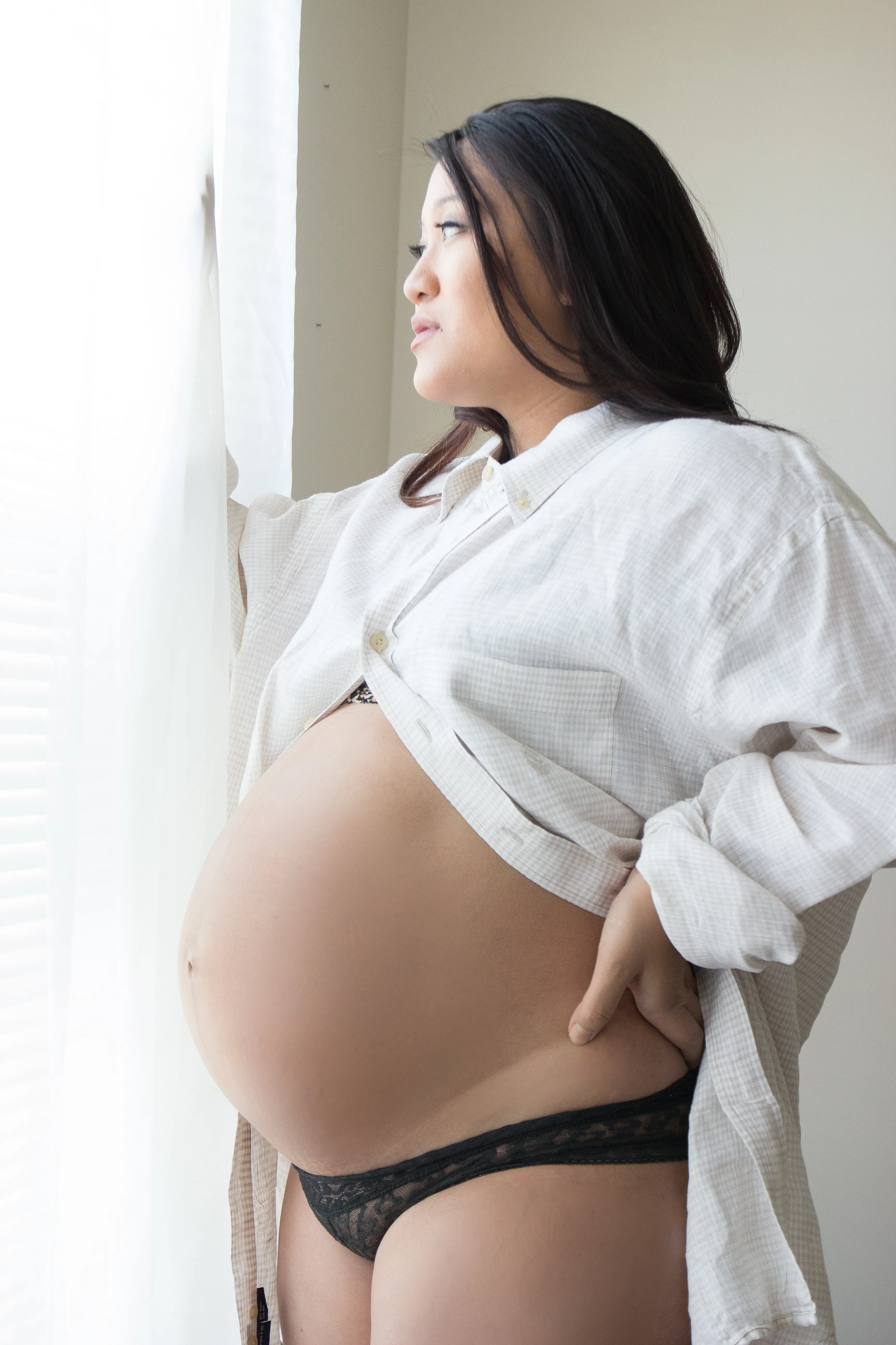 At-home maternity portrait of Kristen photographed by ART Studios