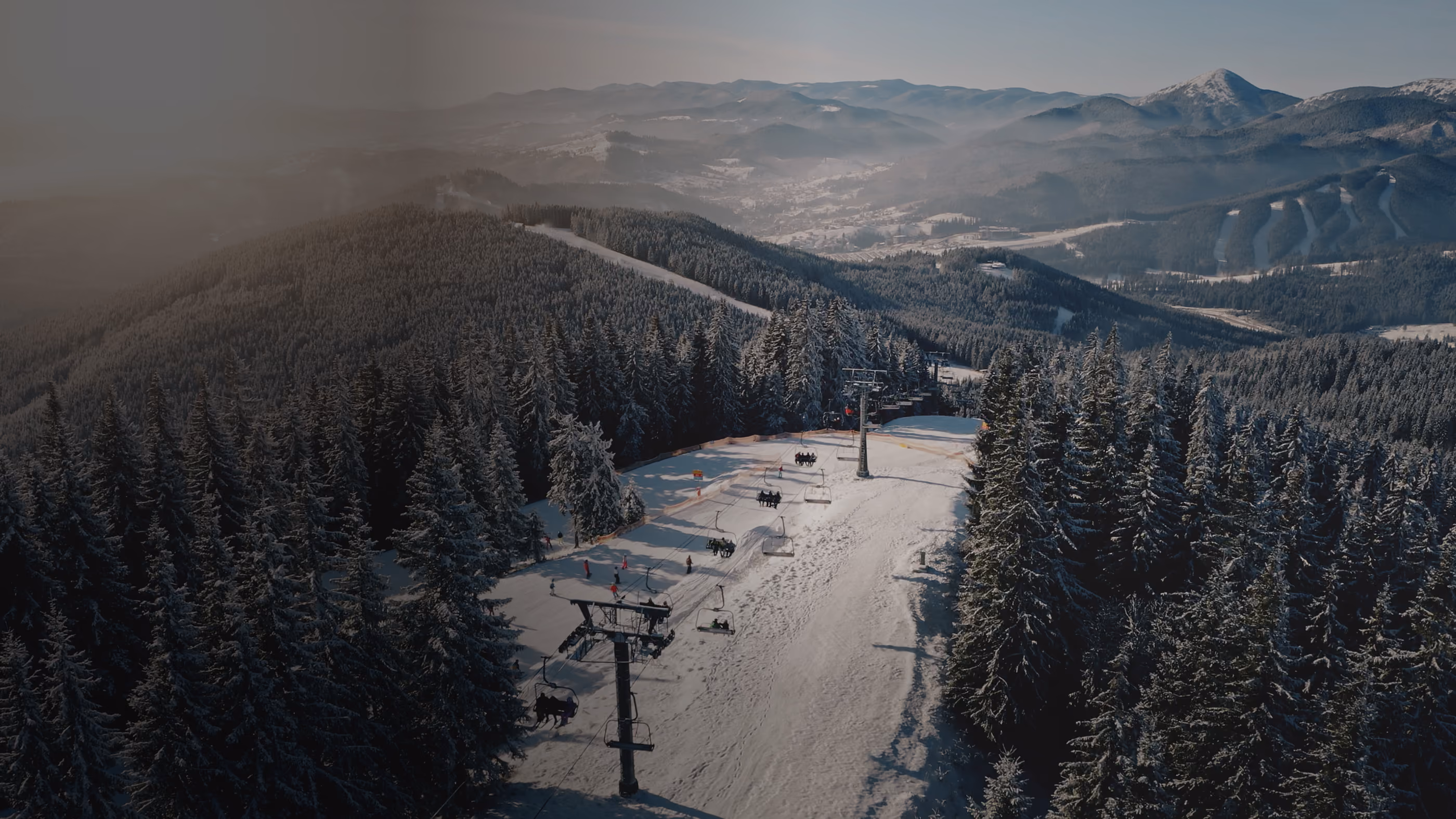 Verschneite Berge in einem Skigebiet der Region.