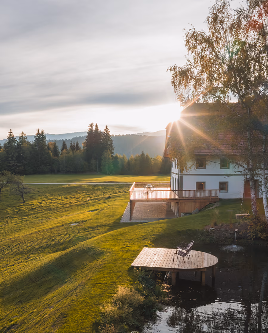 Eindruck vom Gregorhof: Sonnenaufgang am Hof.