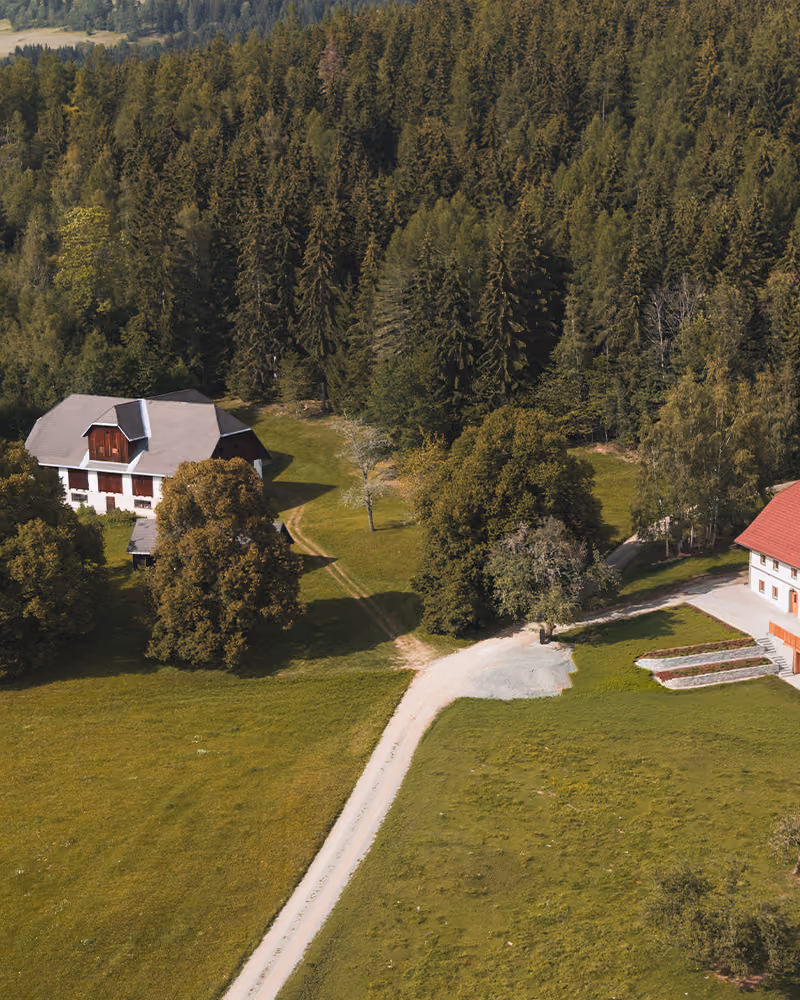 Sicht auf eine große Scheune neben dem Gregorhof.
