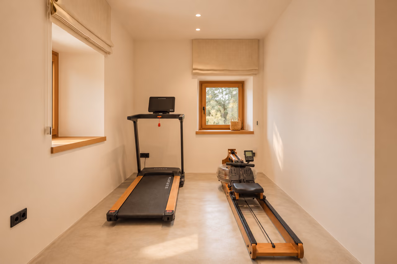 Fitnessraum im Gregorhof mit Laufband und Rudermaschine.