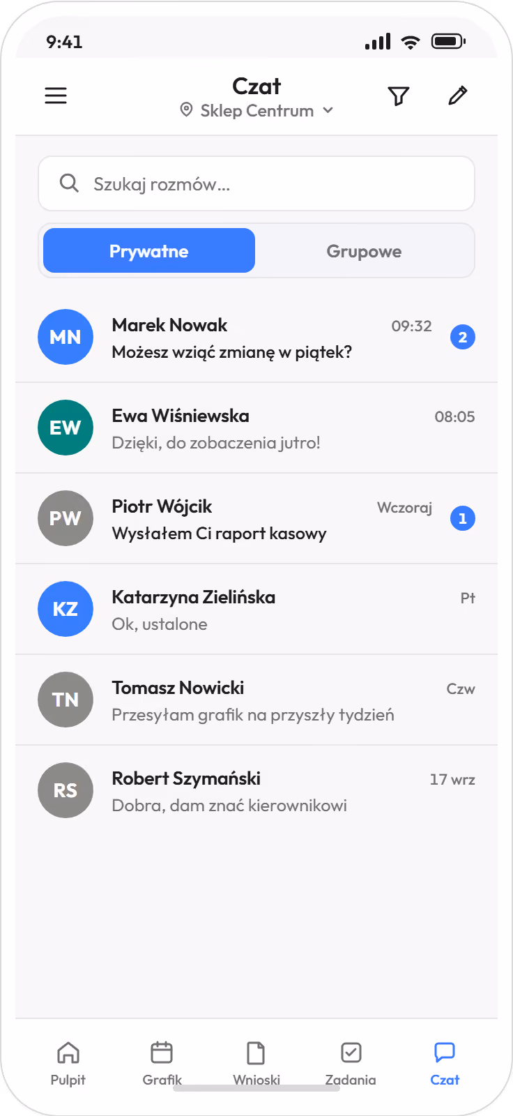 Lista rozmów w aplikacji pracownika, zakładki Prywatne i Grupowe: sześć rozmów z osobami ze Sklepu Centrum, przy dwóch licznik nieprzeczytanych wiadomości