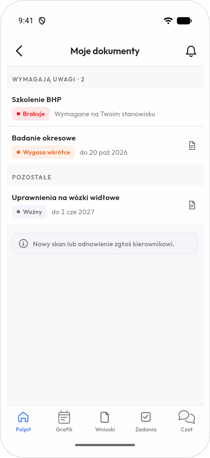 Ekran Moje dokumenty w aplikacji pracownika: szkolenia BHP wymaganego na stanowisku brakuje, badanie okresowe wygasa 20 października 2026, uprawnienia na wózki widłowe ważne; pod listą informacja, że nowy skan albo odnowienie zgłasza się kierownikowi