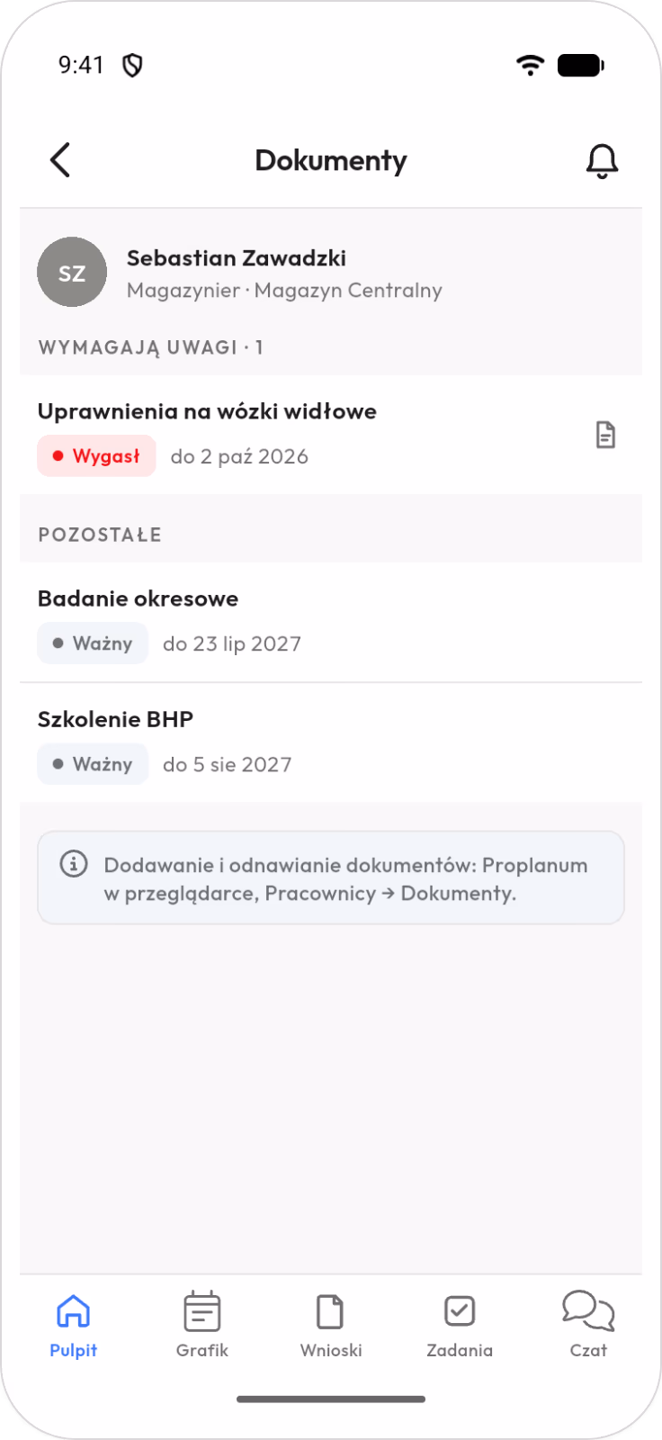 Kierownik w aplikacji przegląda dokumenty magazyniera: uprawnienia na wózki widłowe wygasły 2 października 2026, badanie okresowe i szkolenie BHP ważne; pod listą informacja, że dokumenty dodaje się i odnawia w Proplanum w przeglądarce