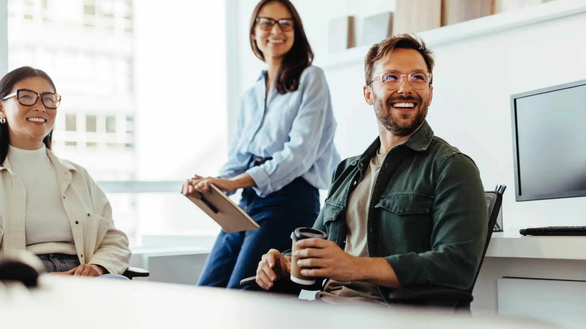 Dreiköpfiges Projektteam im Besprechungsraum während eines Supply-Chain-Workshops