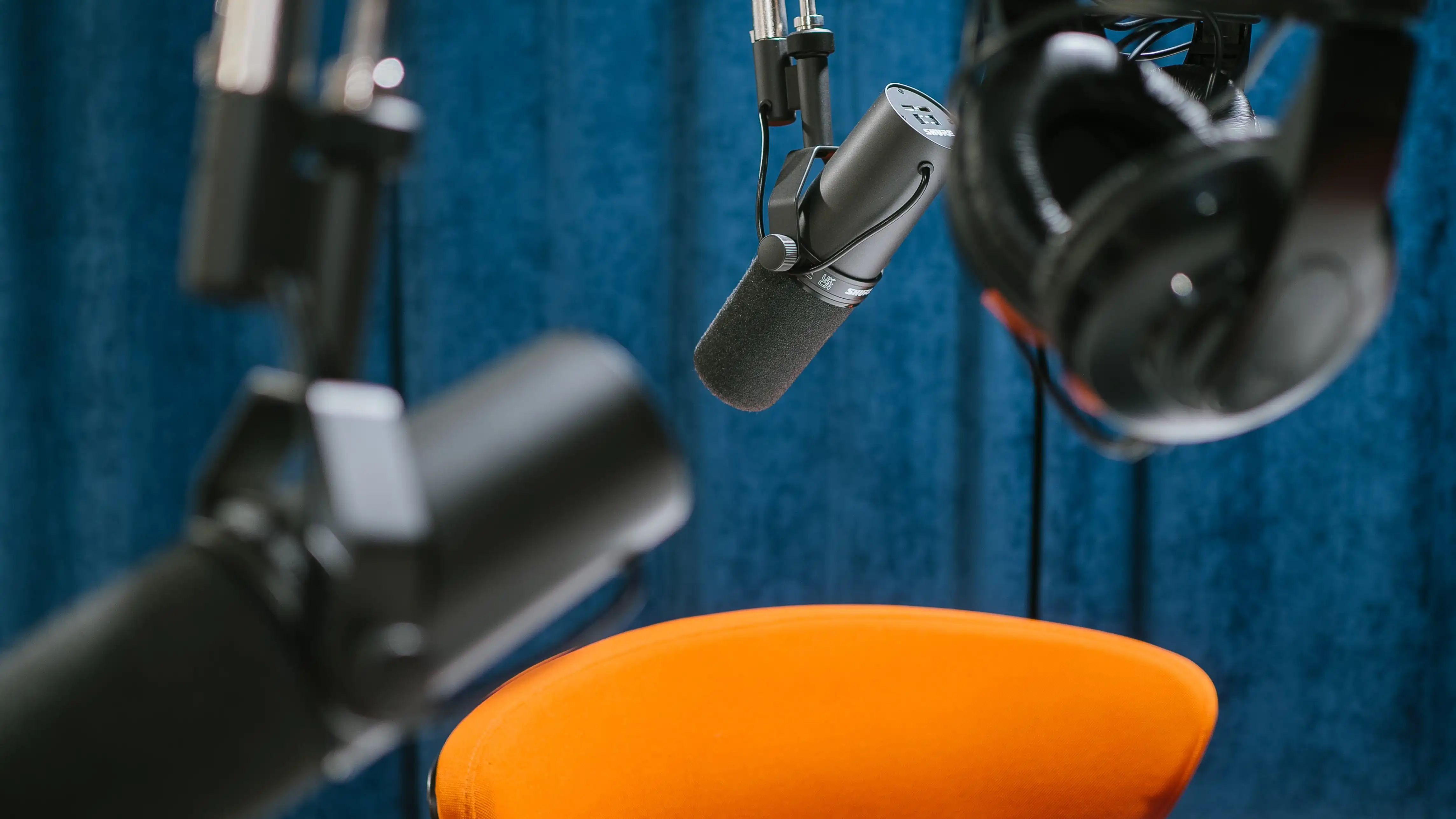 Studio podcastowe B w Warszawie – stół z mikrofonami Shure SM7B i dwie kamery