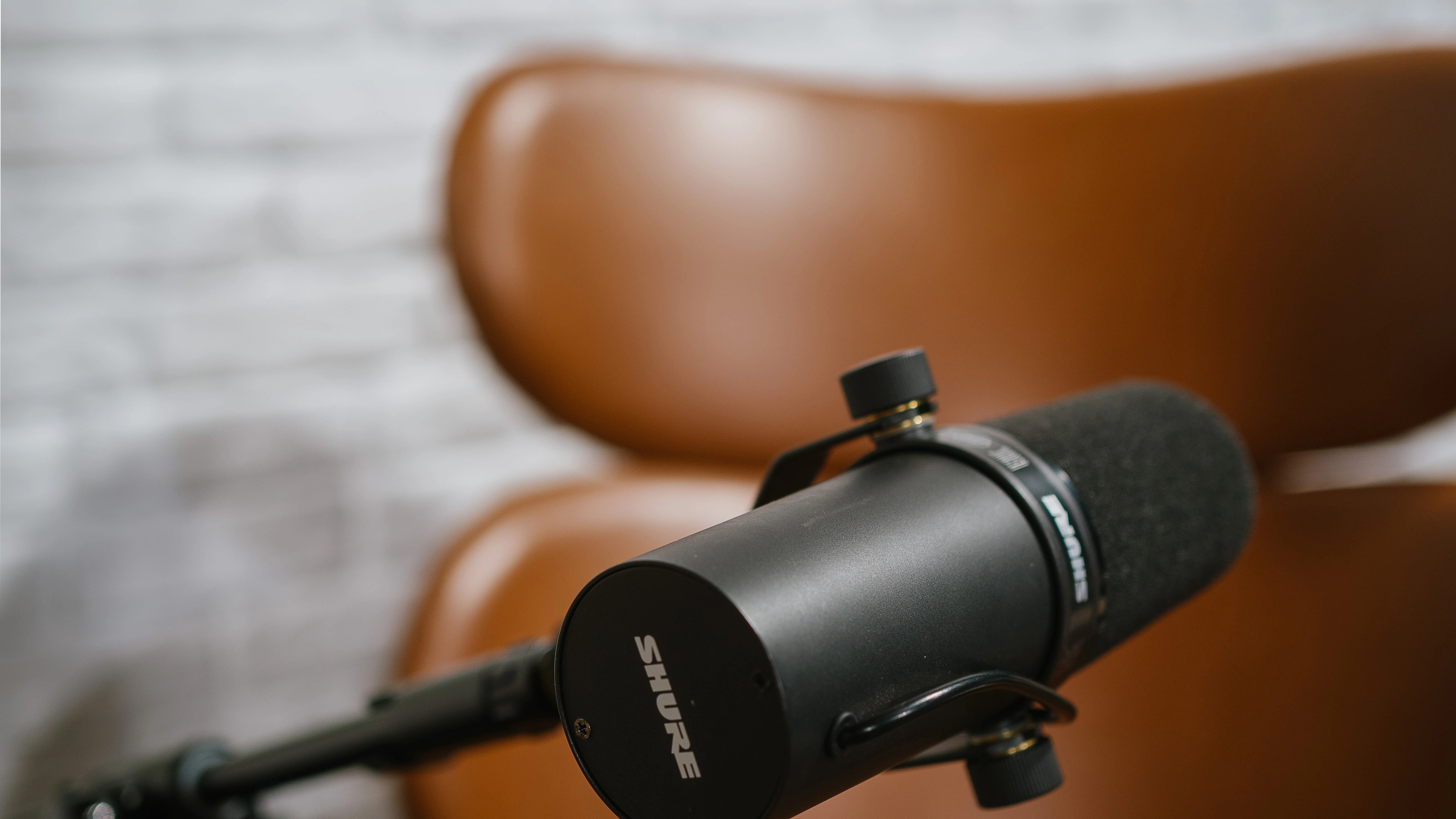 Mikrofon Shure SM7B w studiu podcastowym
