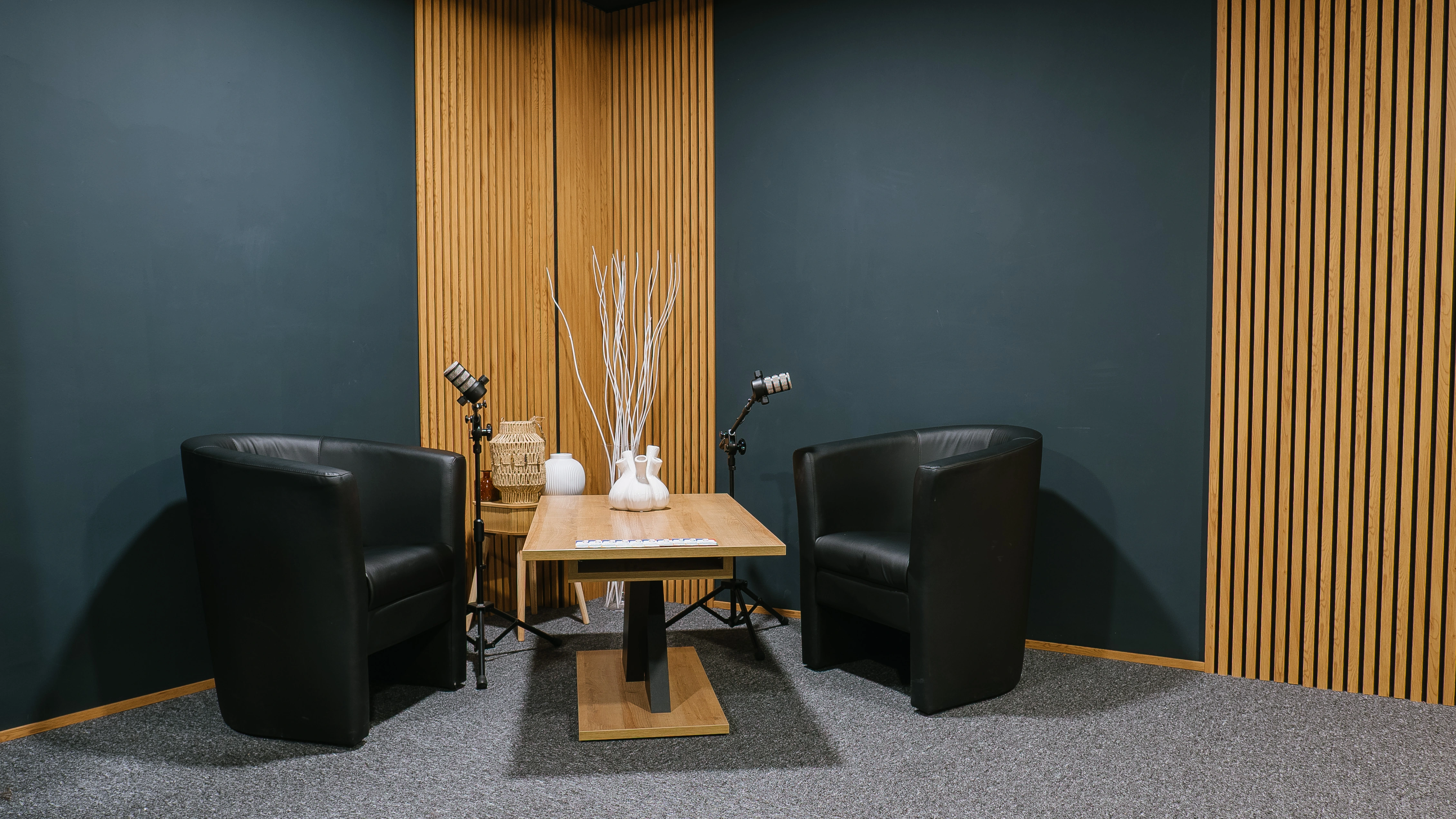 Wnętrze studia podcastowego – widok ogólny