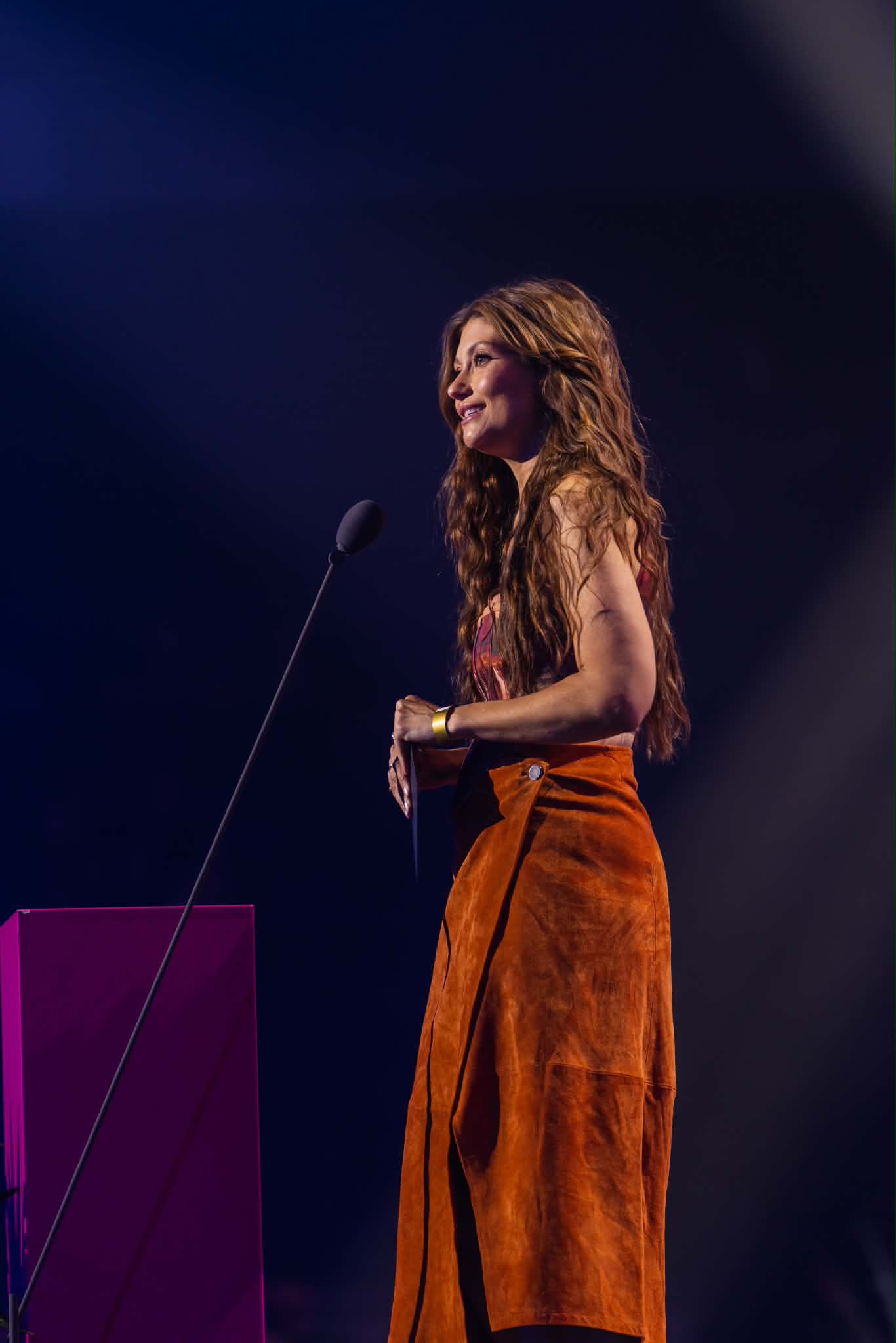 Présentatrice au micro sur la scène du Gala InfluenceCréation 2026