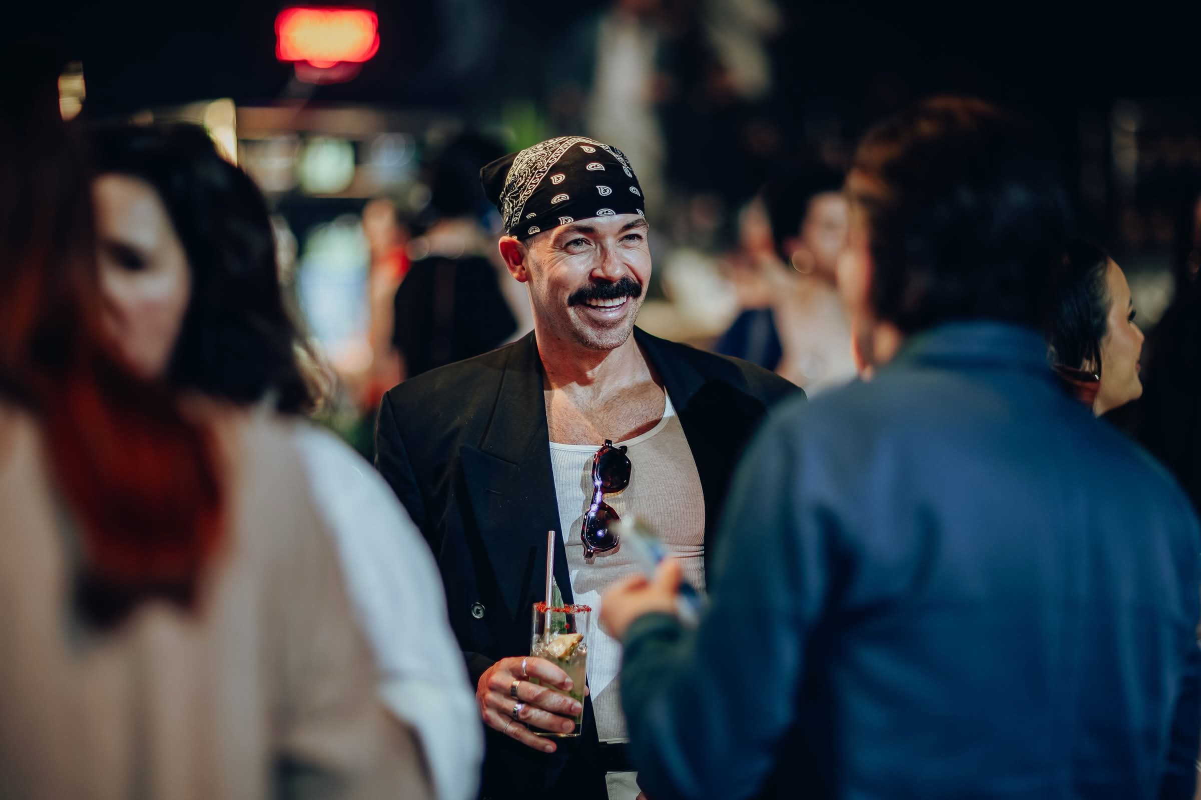 Invités qui discutent pendant la soirée au Gala InfluenceCréation 2026