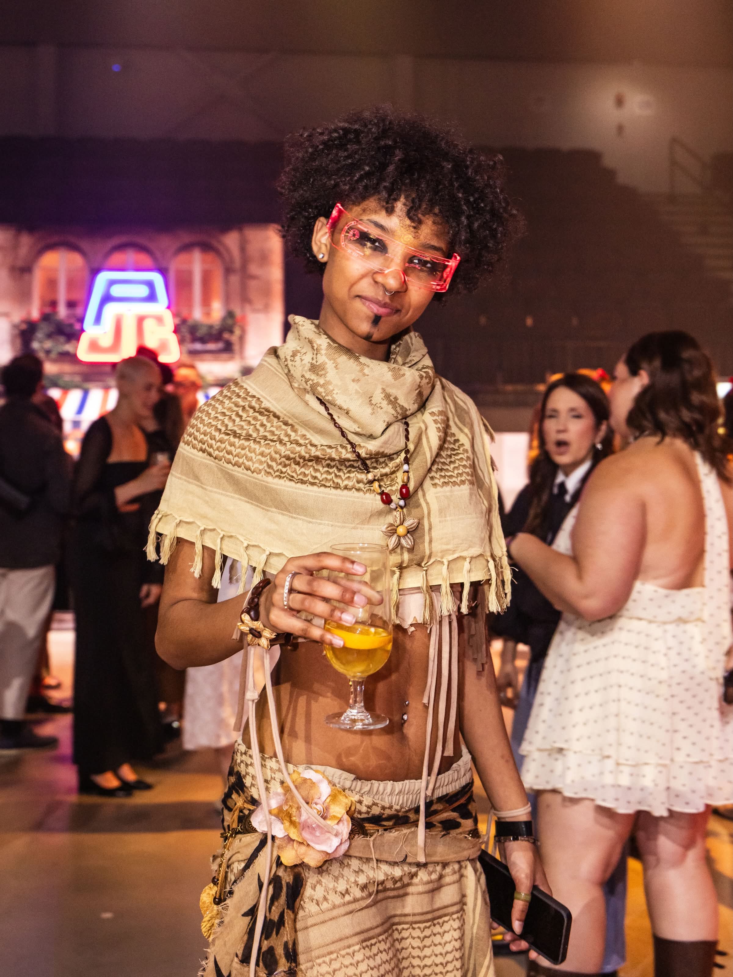 Invitée, verre à la main au Gala InfluenceCréation 2026
