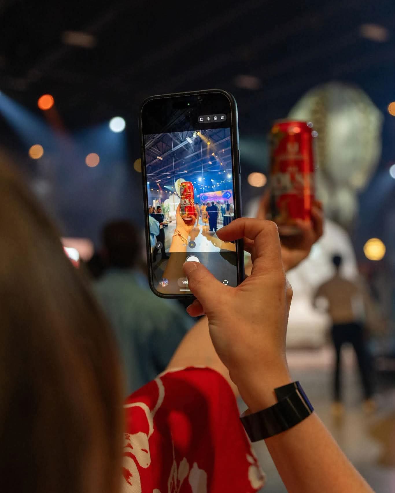 Invitée qui filme la soirée avec son téléphone au Gala InfluenceCréation 2026