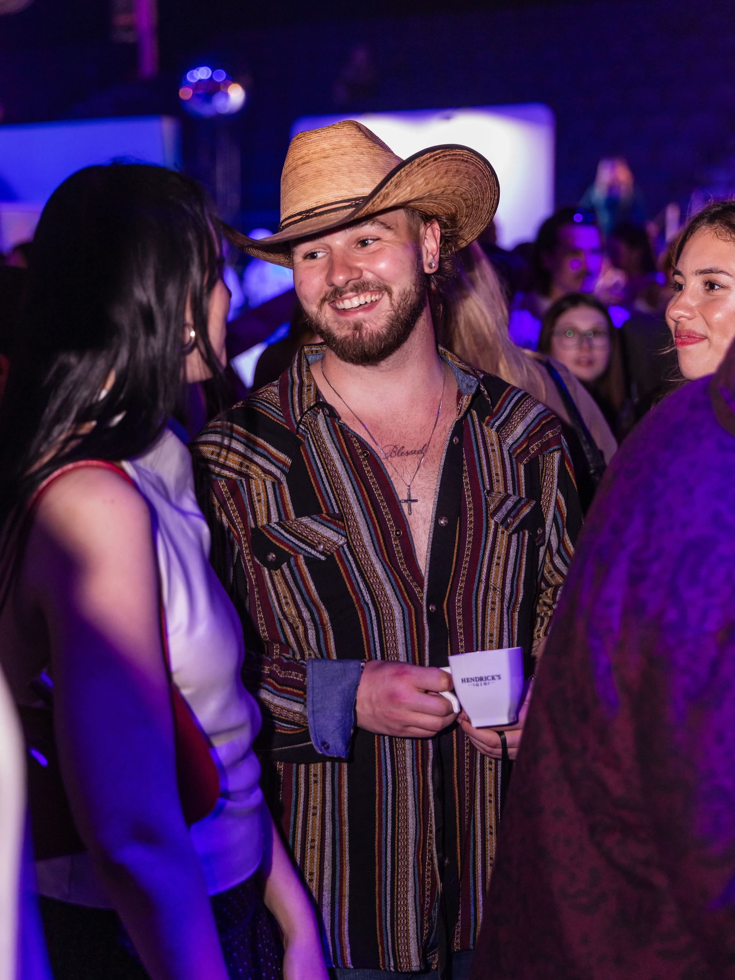 Invité au chapeau de cowboy pendant la soirée au Gala InfluenceCréation 2026