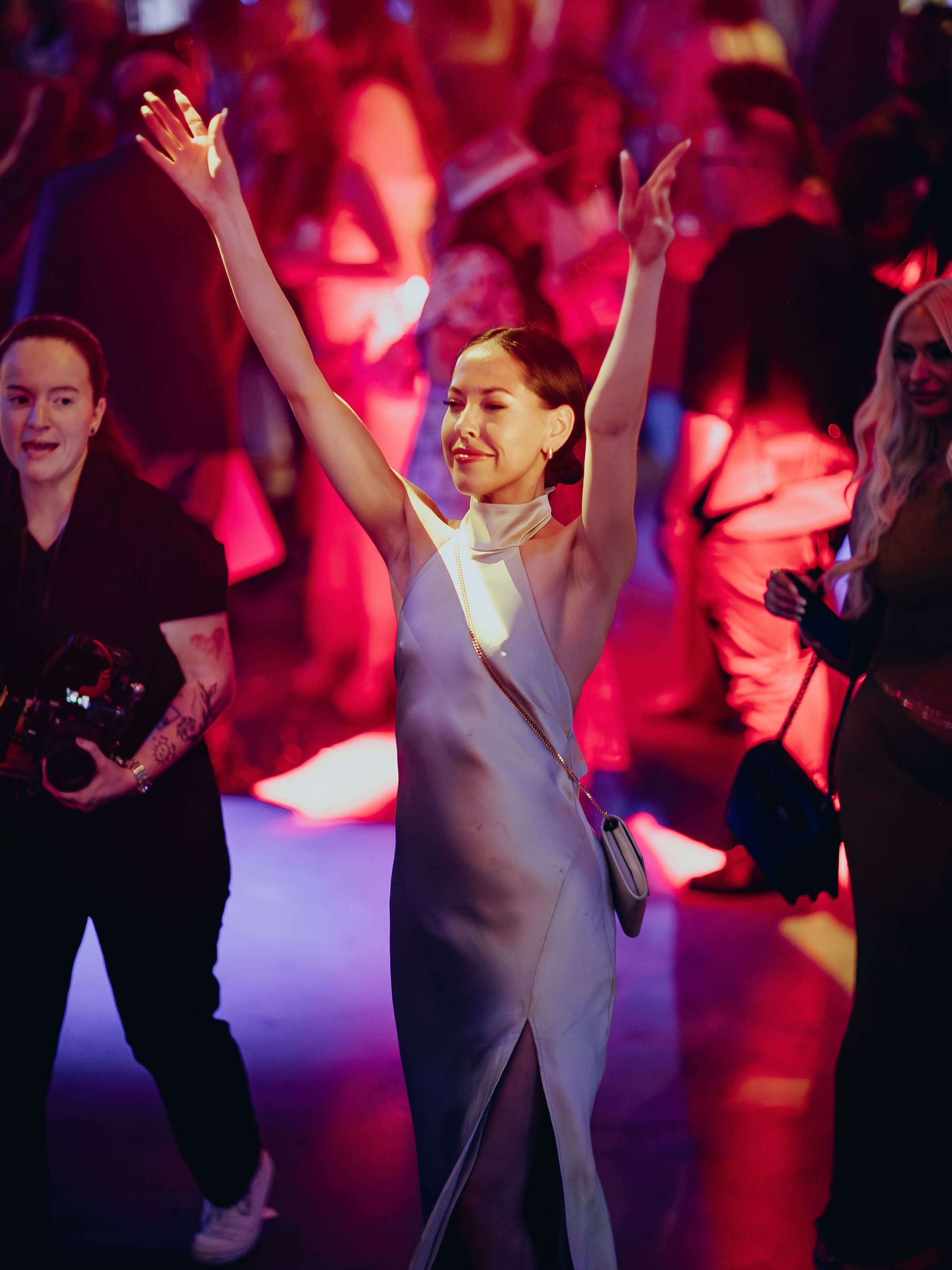 Invitée qui danse, bras levés au Gala InfluenceCréation 2026