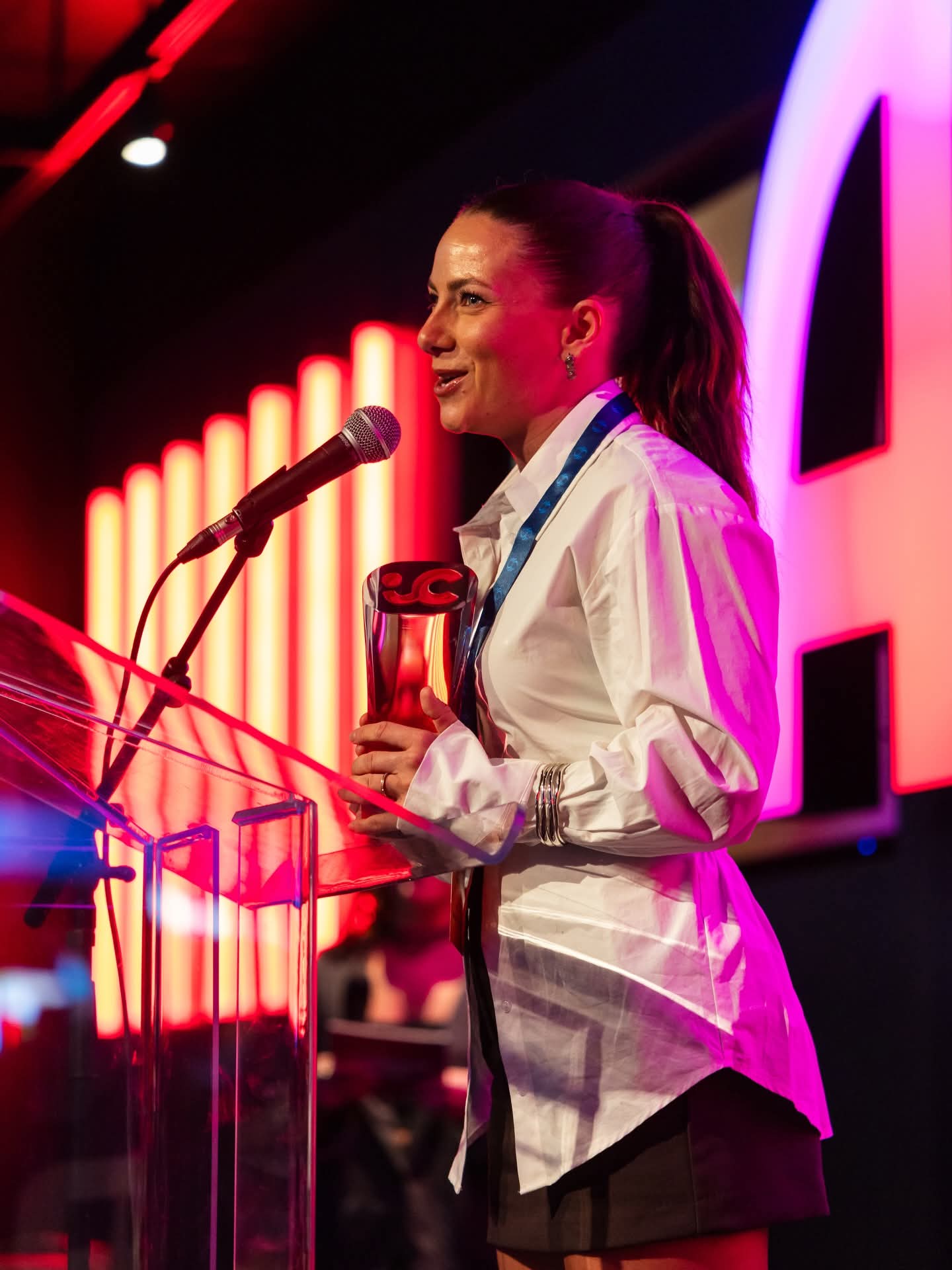 Lauréate qui livre son discours au podium au Gala InfluenceCréation 2026