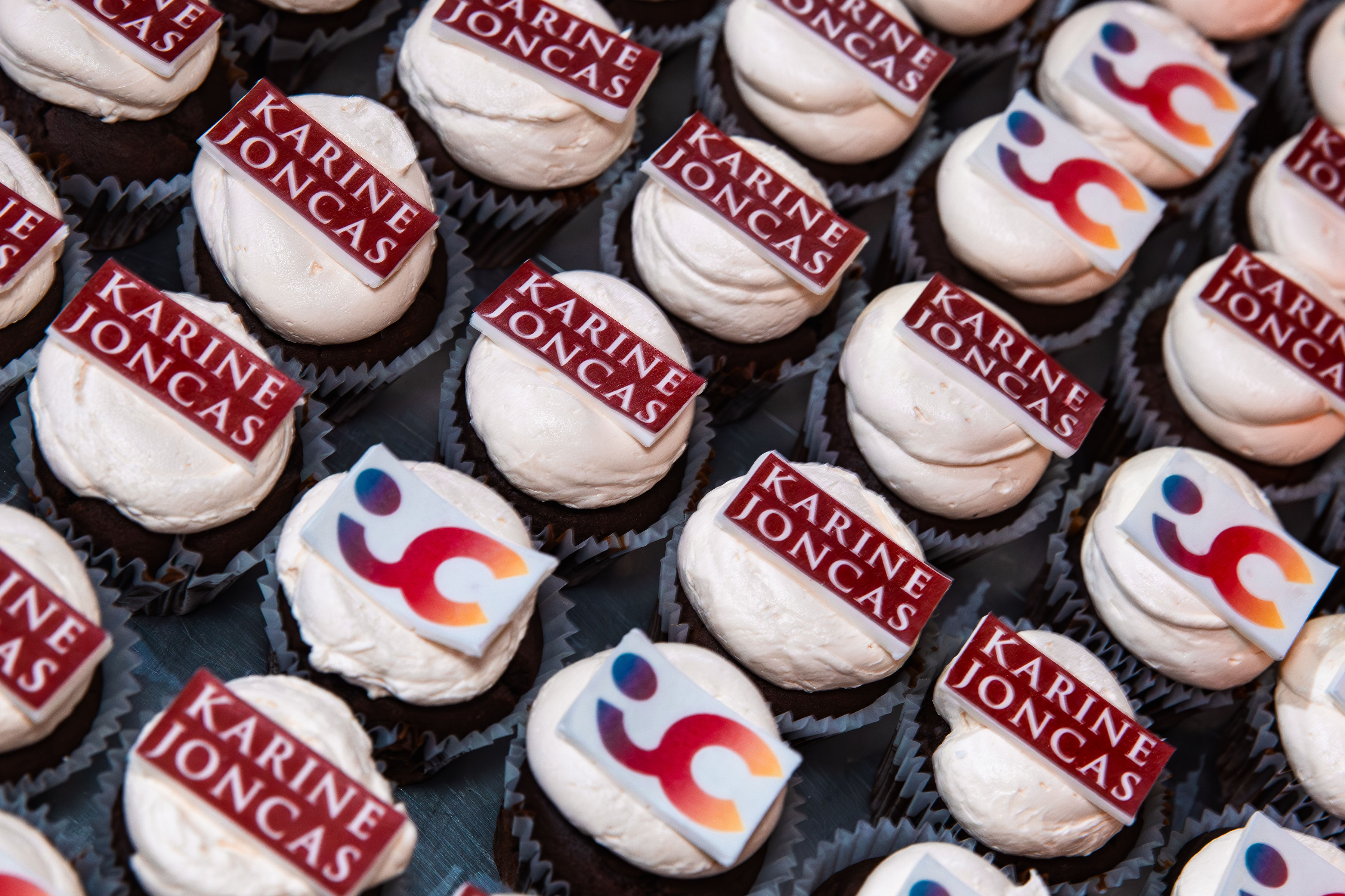 Petits gâteaux aux couleurs des partenaires au Gala InfluenceCréation 2026