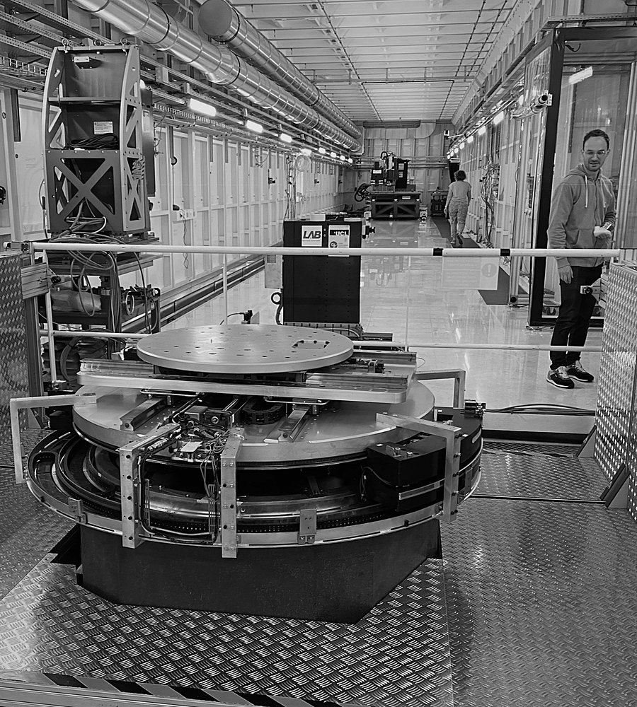 Rotary stage of the large-volume tomograph