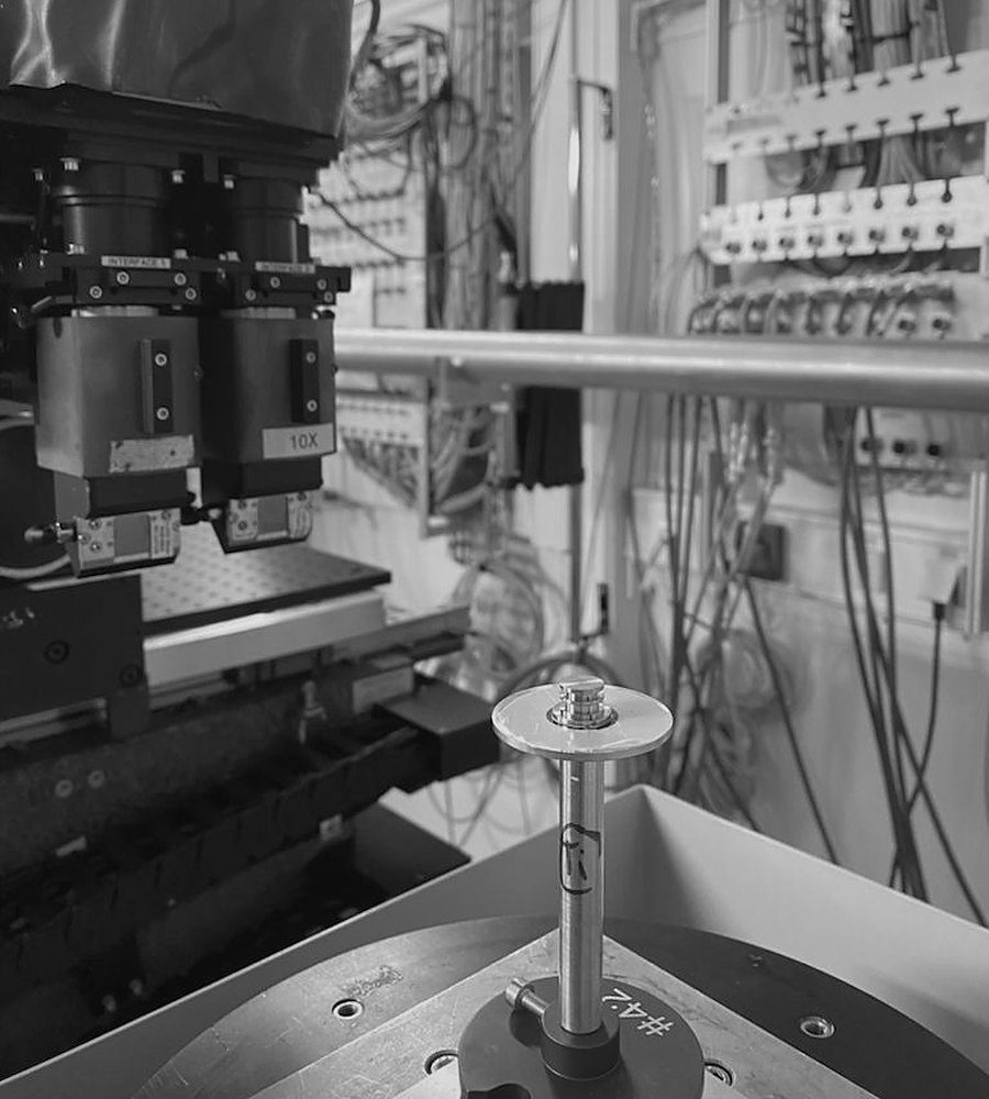 High-resolution CT setup with microscope objectives and a metal sample