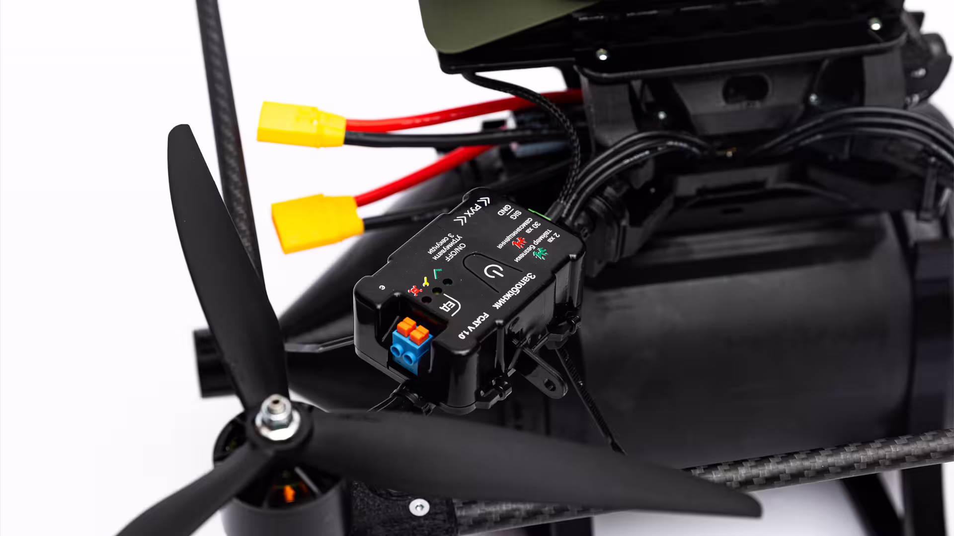 DEADLINER Q1 component close-up