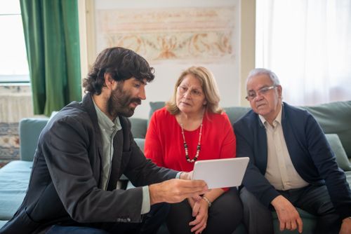 Une famille échange avec un conseiller dans un environnement de vie chaleureux