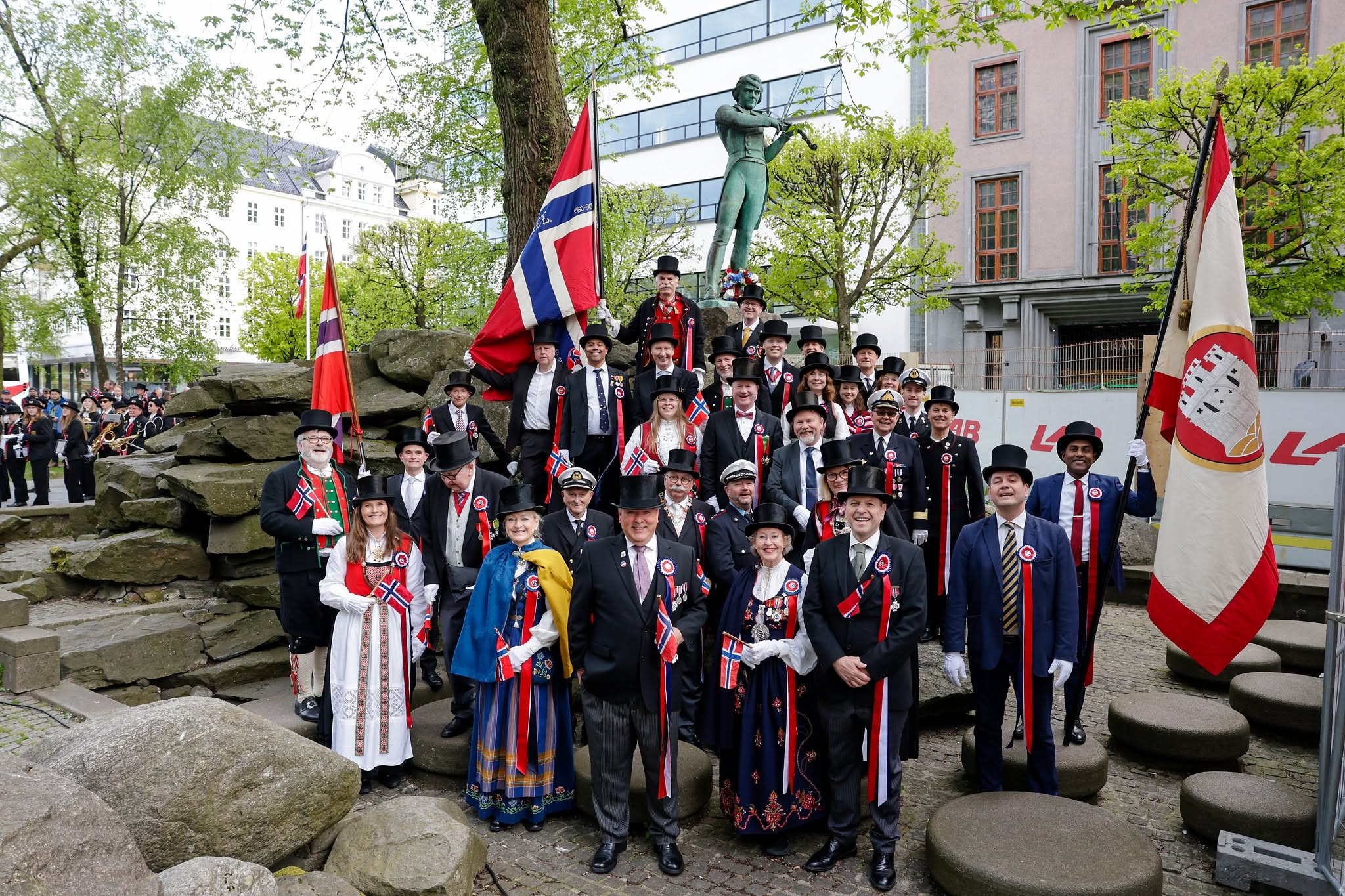 17. mai-komiteen i Bergen 2026 samlet ved Ole Bull-monumentet