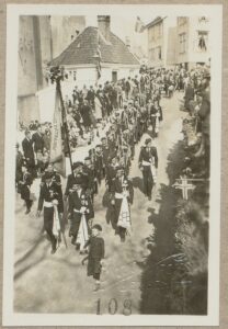 Skansens Bataljon på vei ned Skansesvingene i 1932