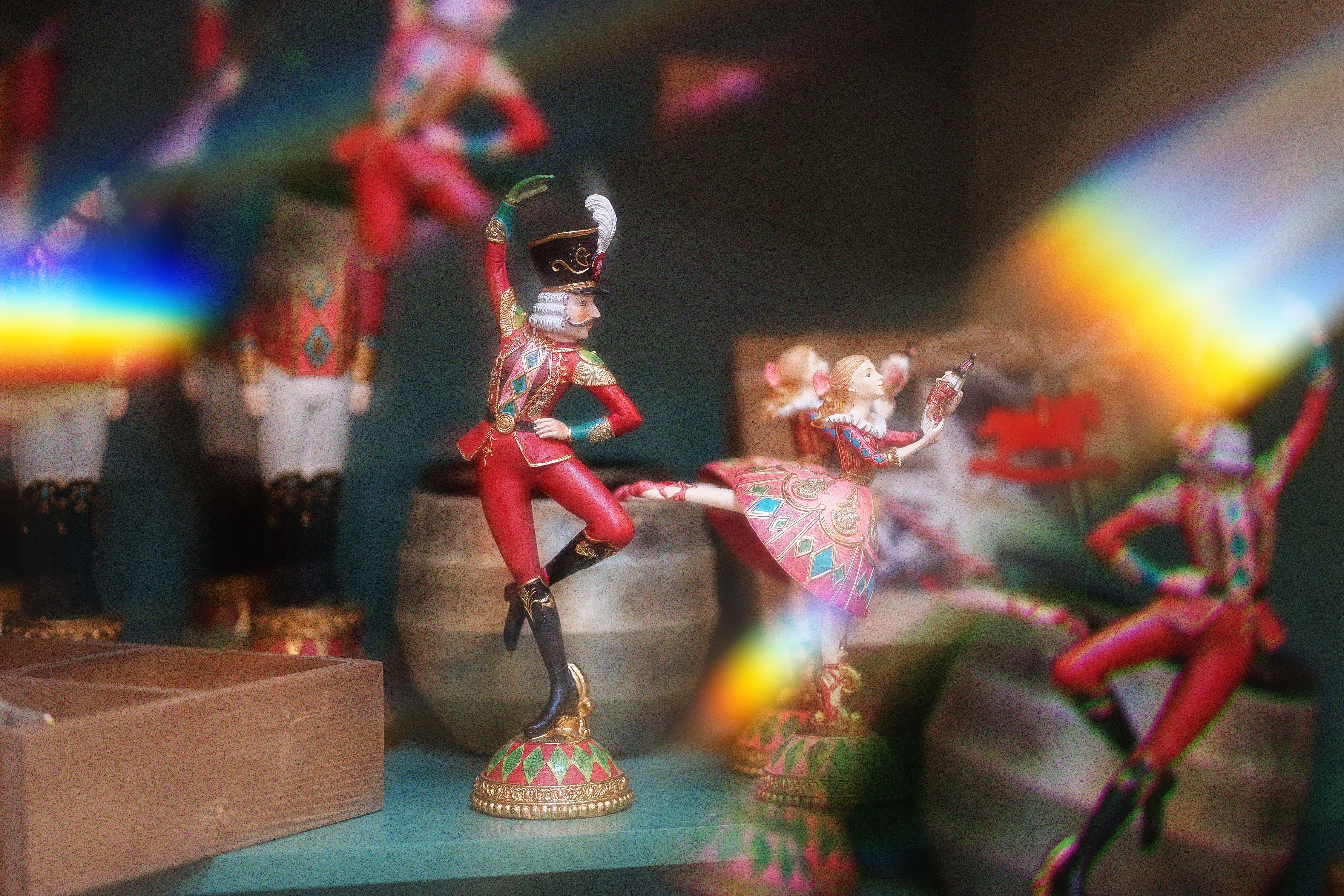 Nutcracker figurines in red and gold