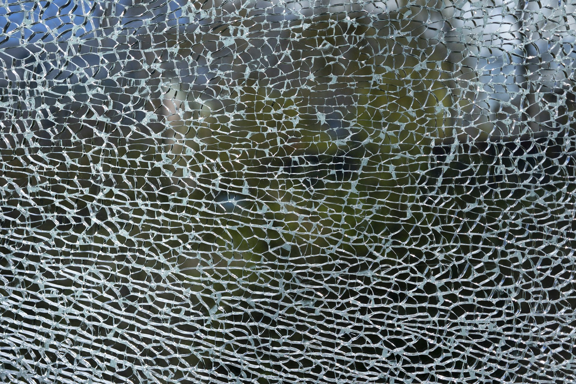 破裂的強化玻璃紋理，呈現玻璃強度、自爆與破裂型態