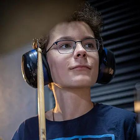 Schüler Paul im Schlagzeugunterricht