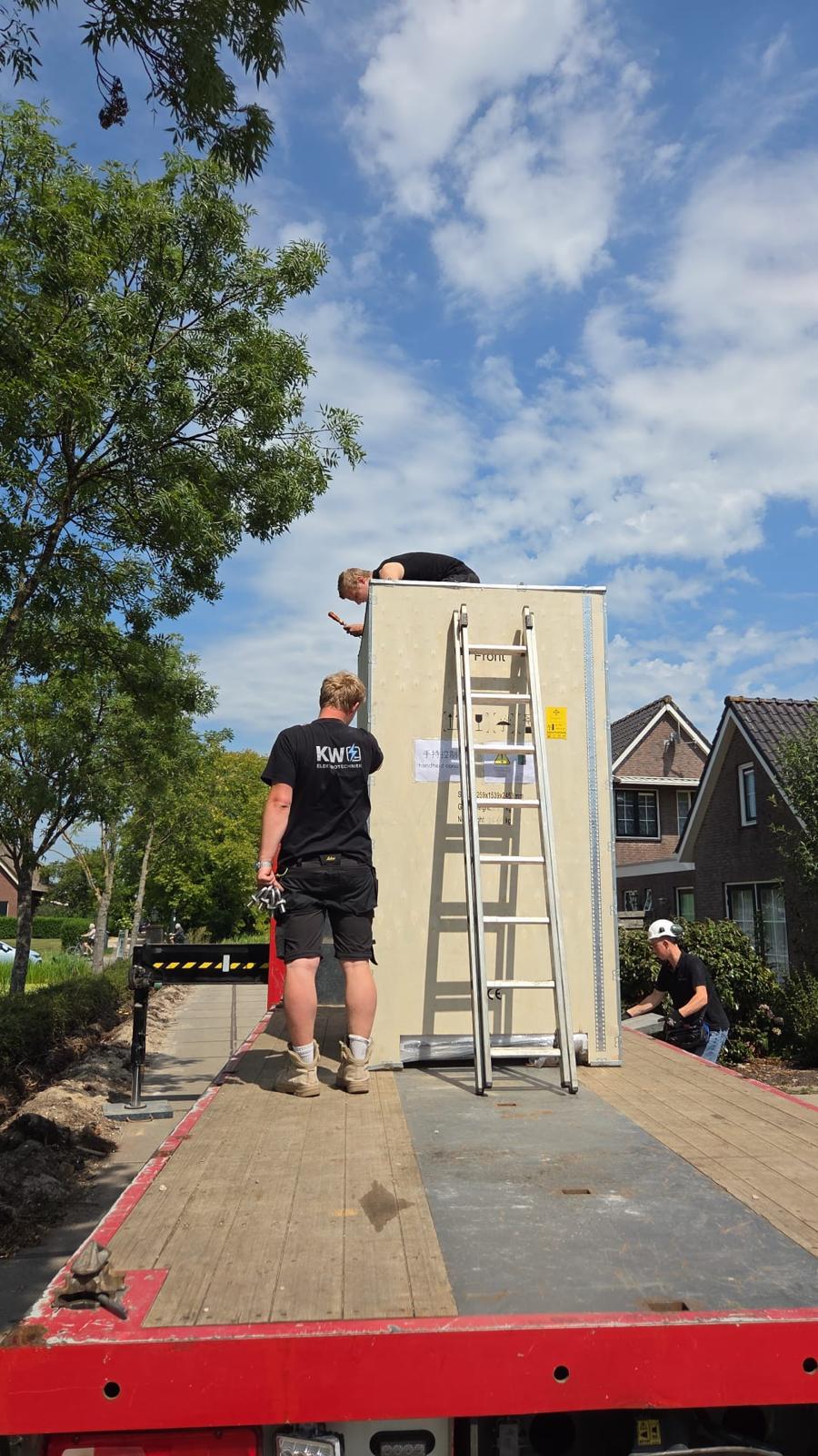 Monteurs lossen een energieopslagsysteem van de vrachtwagen