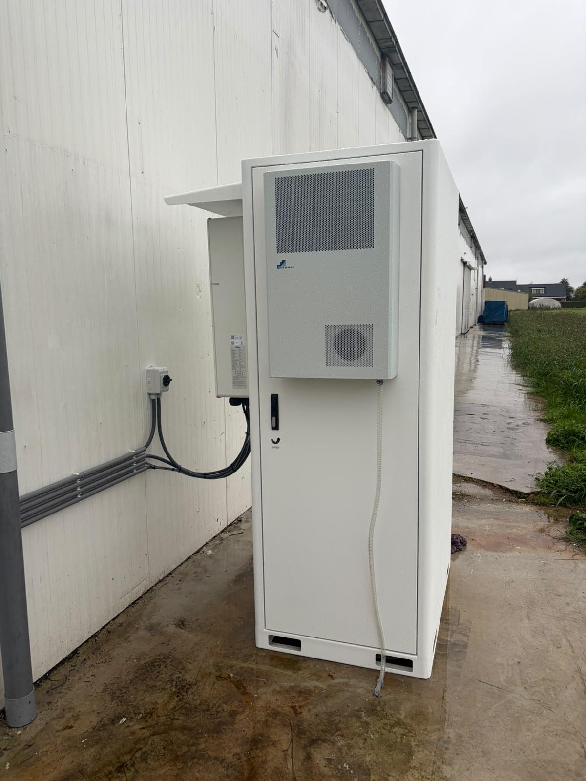 Buitenopstelling van een zakelijke batterijkast