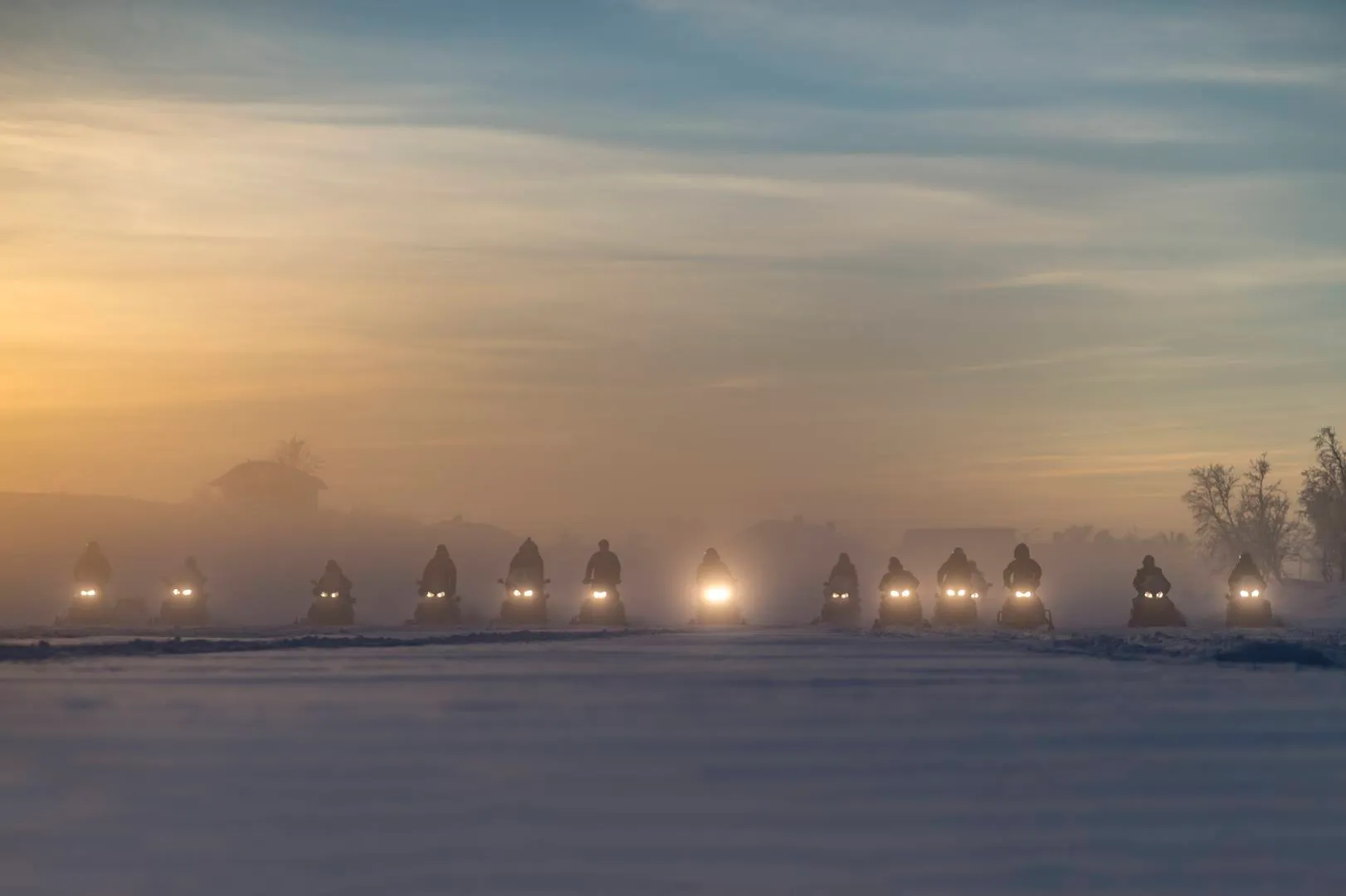 Camp Aurora i vintertåke ved solnedgang