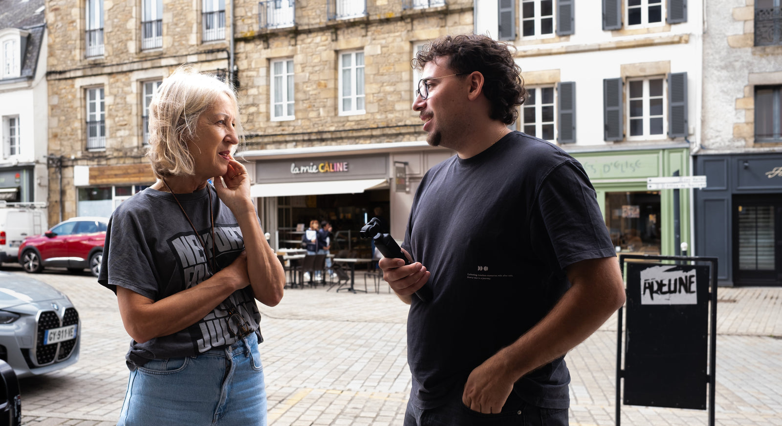 Arthur en échange avec une commerçante lors d’une création de contenu