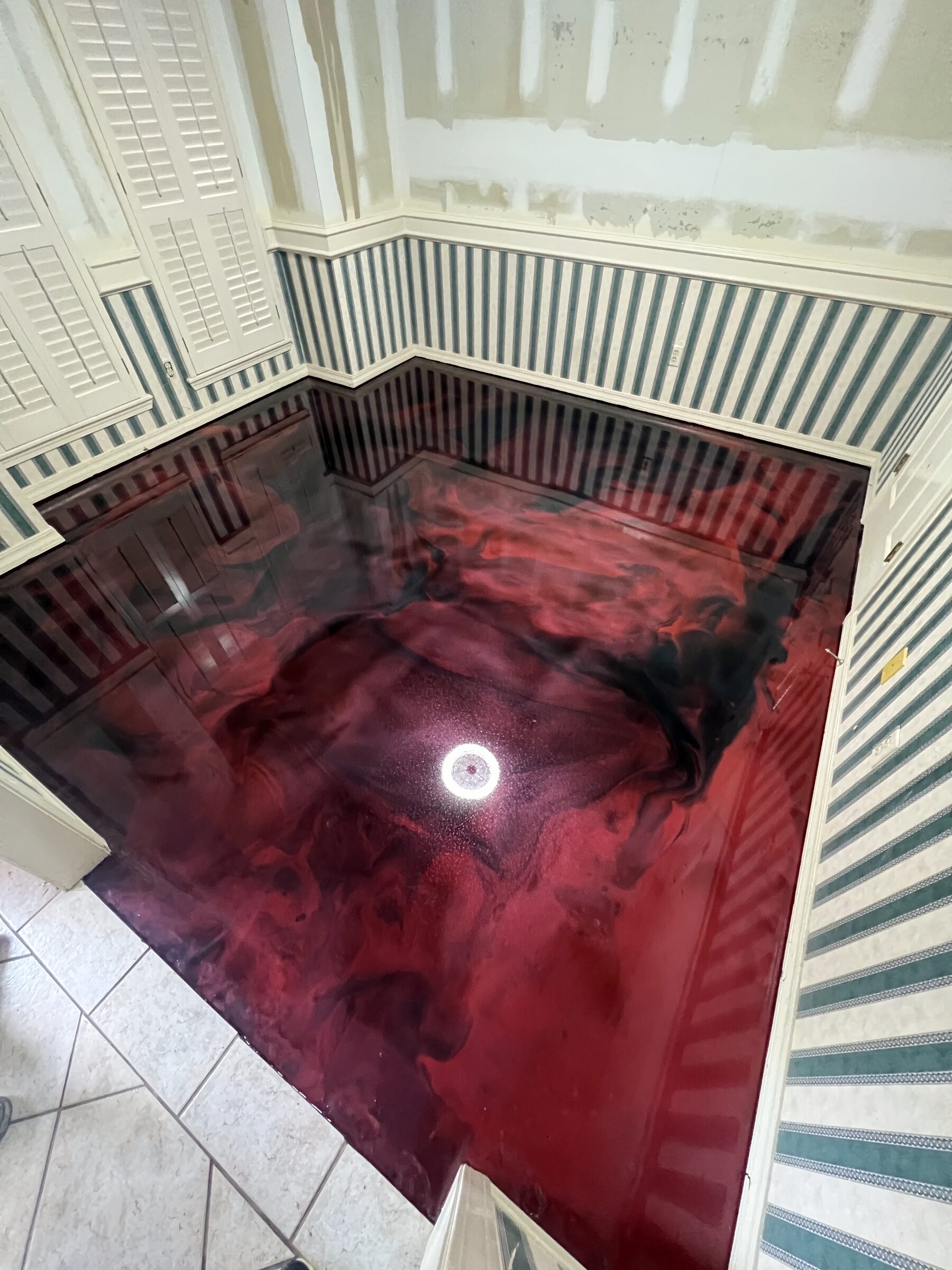 Interior room, red and black metallic