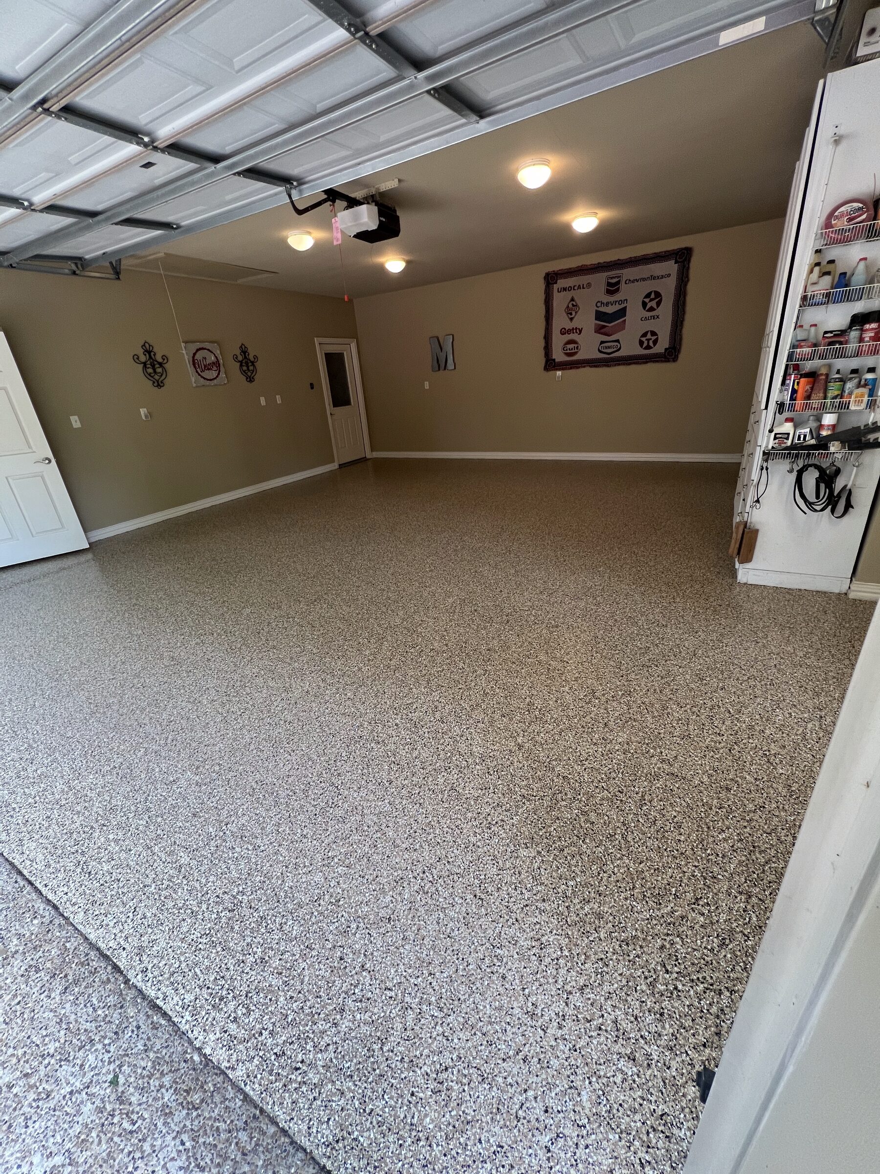 Workshop garage, tan flake