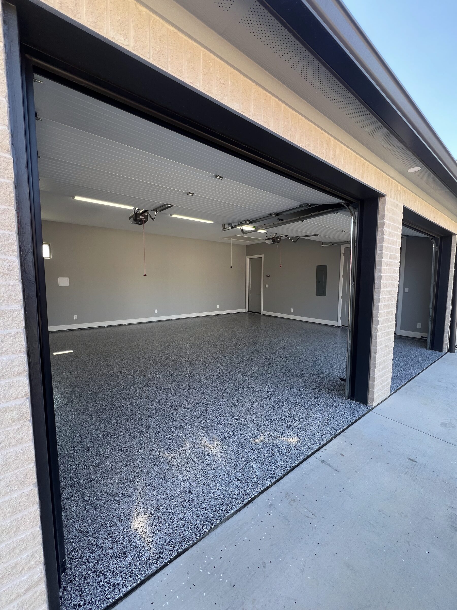 Multi-bay garage, blue and grey flake