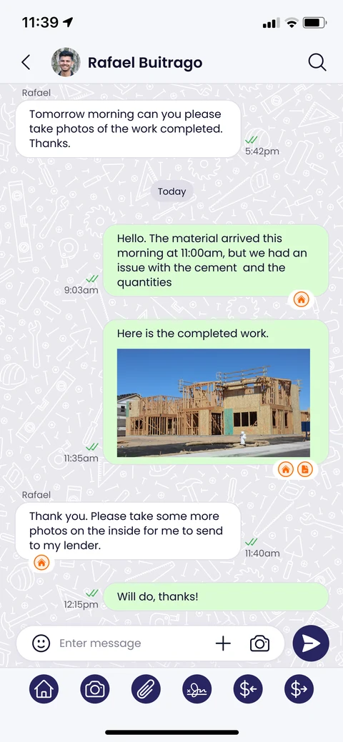 Kunstrux App project chat with sample messages about materials and completed work, including a photo of a framed house under construction.