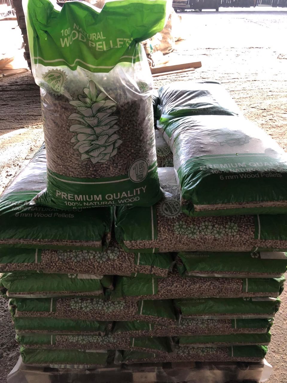 Worki pelletu drzewnego 15 kg ułożone na palecie