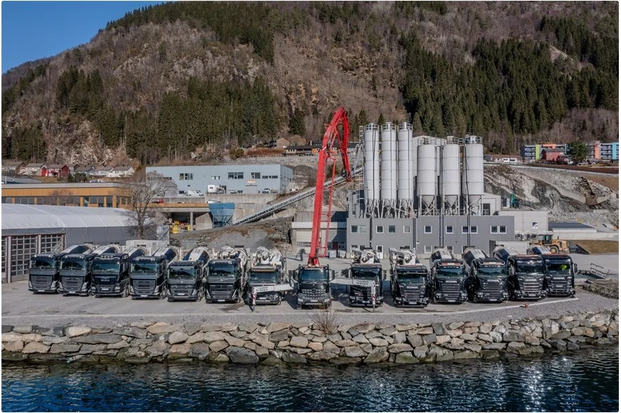 Sunnfjord Betongs bilpark foran produksjonsanlegget på Hornnes