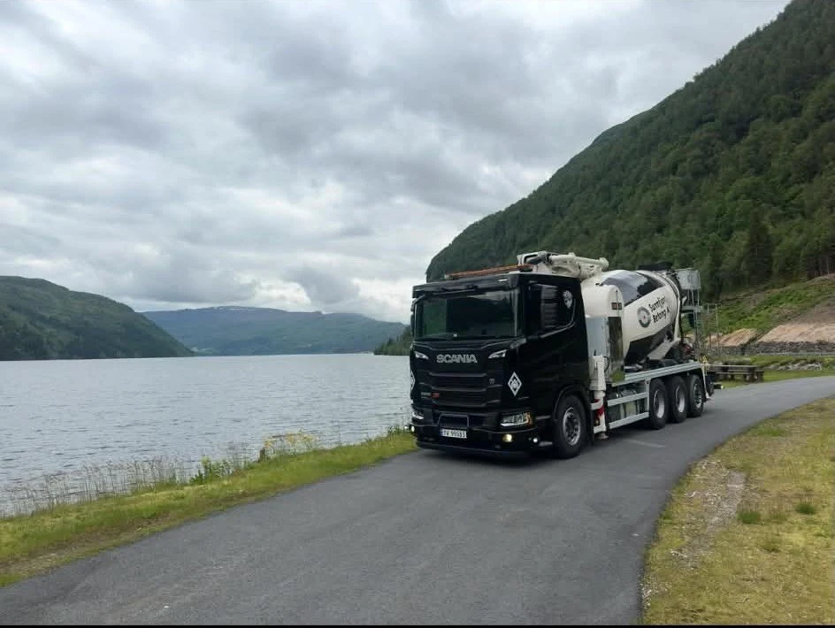 Sunnfjord Betongs betongbil på veien langs fjorden
