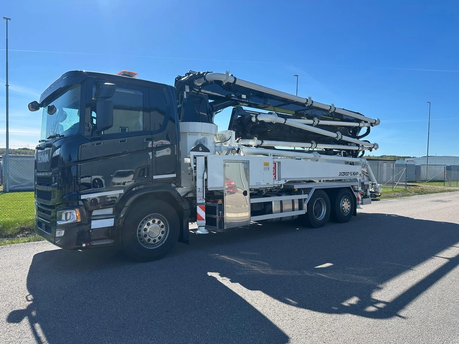 Sunnfjord Betongs pumpebil på solrik dag