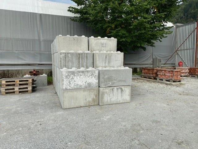 Stablede betongklosser ved produksjonsanlegget