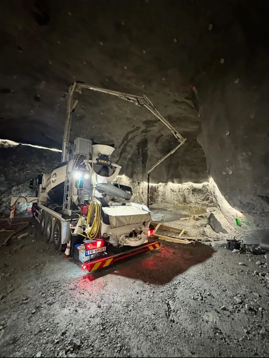 Betongbil og utstyr inne i et fjellanlegg