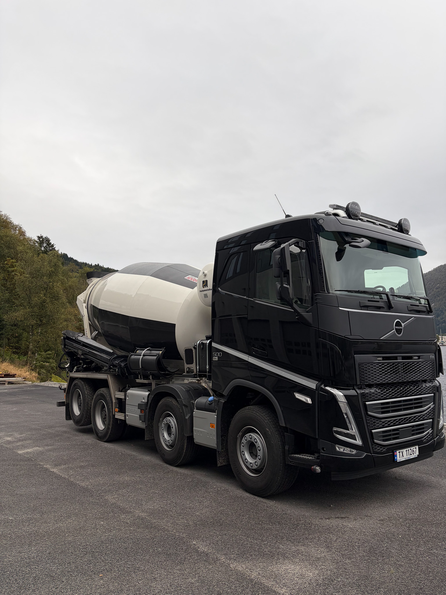 Sunnfjord Betongs betongbil foran anlegget