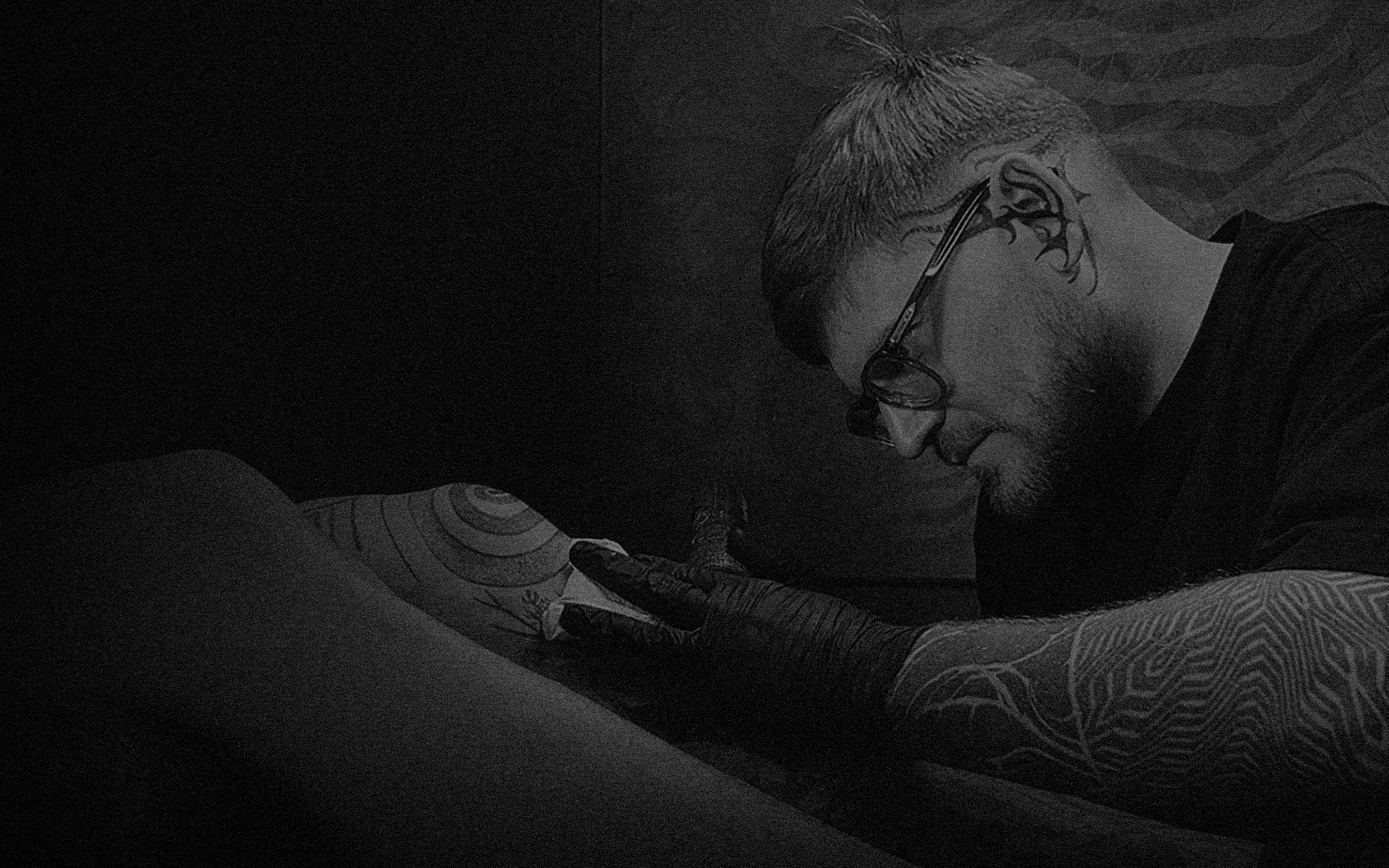 Paweł Kurylak – a tattoo artist from Gdańsk at work – photo taken at a tattoo studio in Gdańsk.