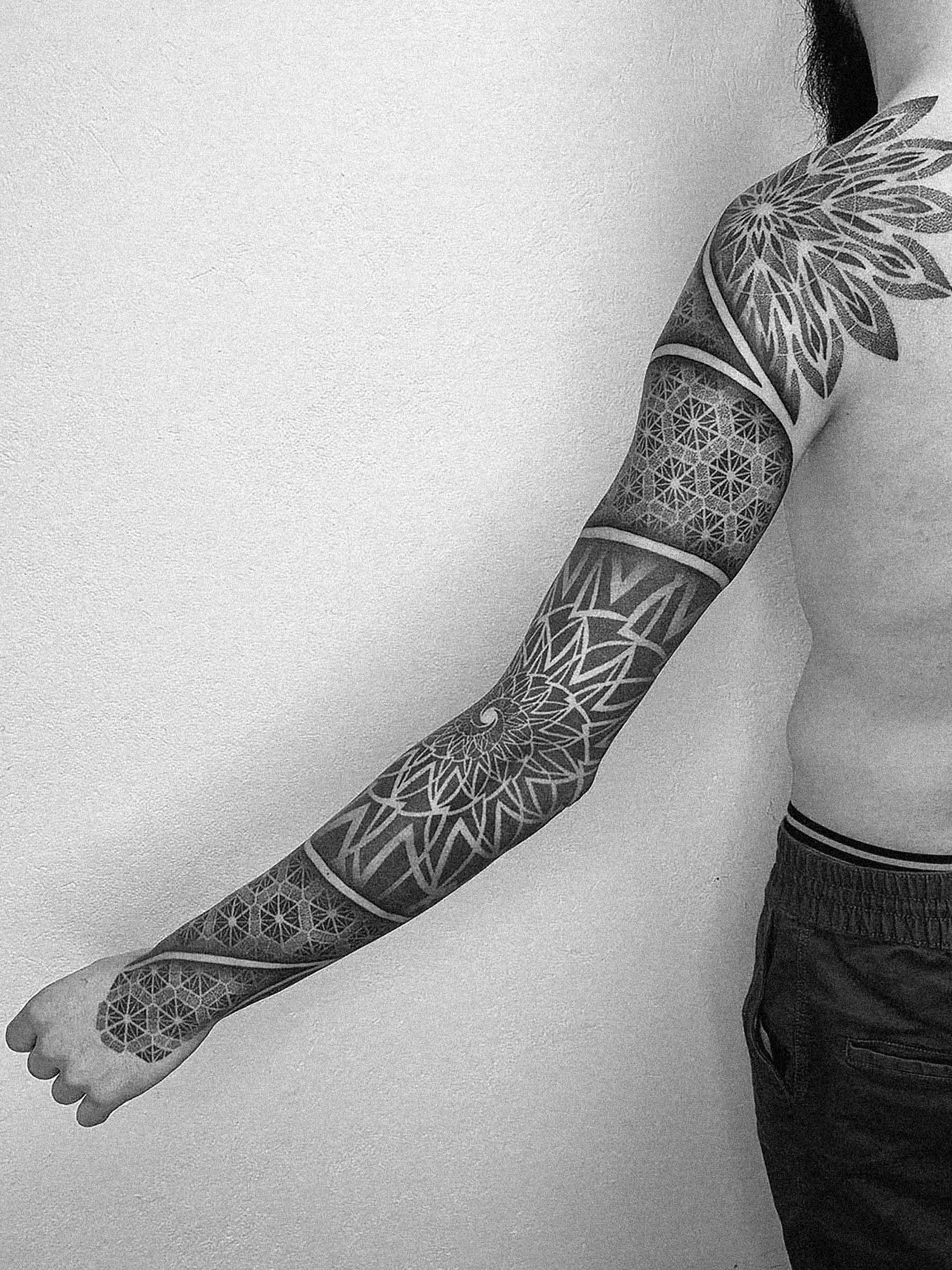 Tatuaż geometryczny na ręce i dłoni męskiej. Wzór oparty na spirali i dokładnie wykonanym patternie w technice dotwork | Paweł Kurylak | Zdjęcie wykonane w studio tatuażu w Gdańsku