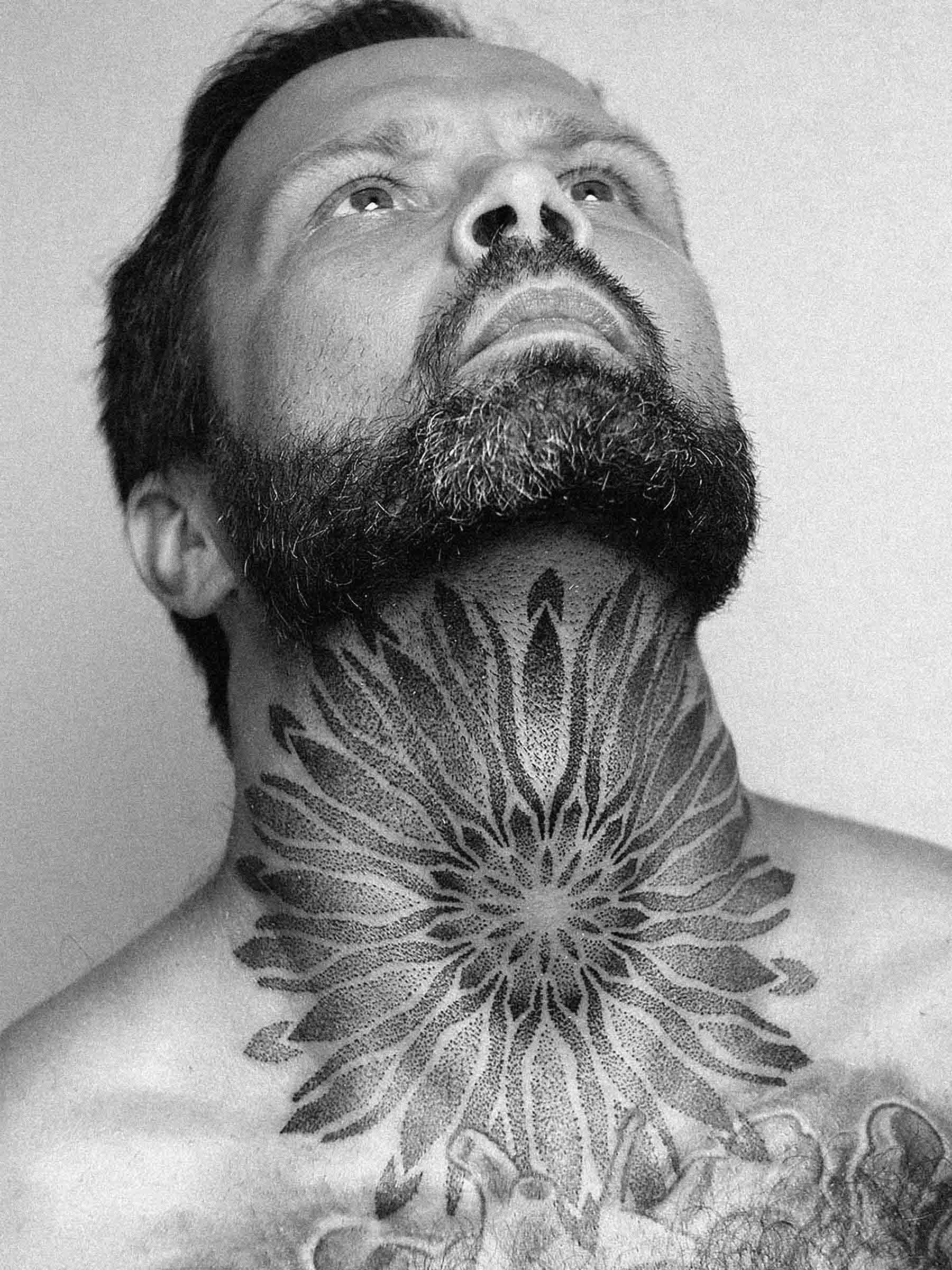 Mocny tatuaż z kropek (dotwork) na męskiej szyi i krtani. Wzór - tatuaż wykonał Paweł Kurylak | Zdjęcie wykonano w studio tatuażu w Gdańsku