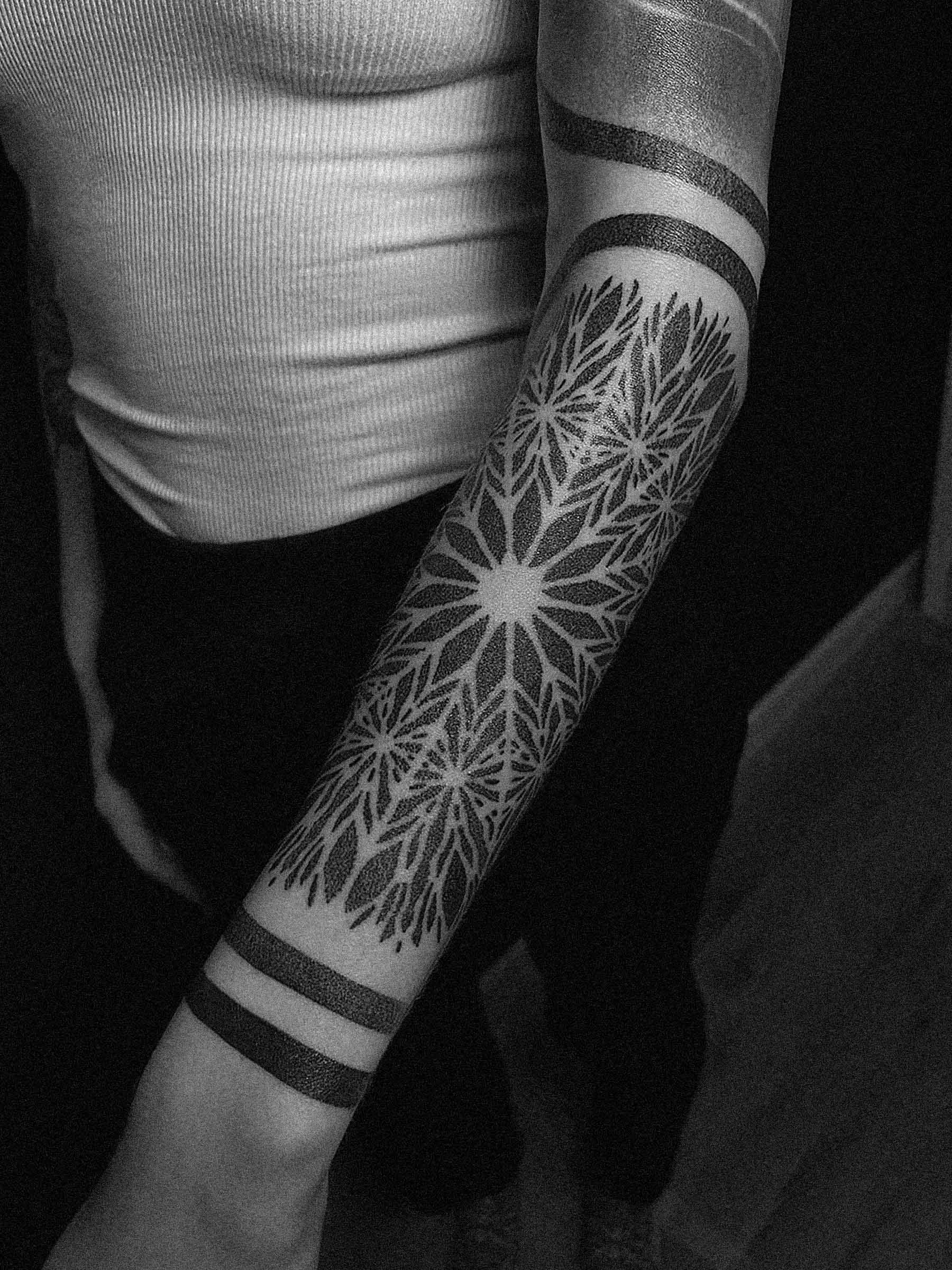 Tatuaż na damskim przedramieniu, mandala z kropek (dotwork) | Projekt wykonał Paweł Kurylak | Zdjęcie wykonano w studio tatuażu w Gdańsku