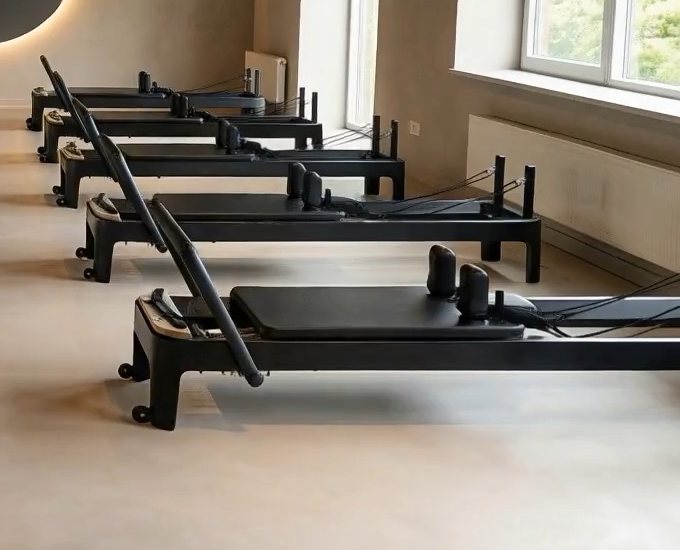 Zwarte reformers in de studio van SEVEN Pilates