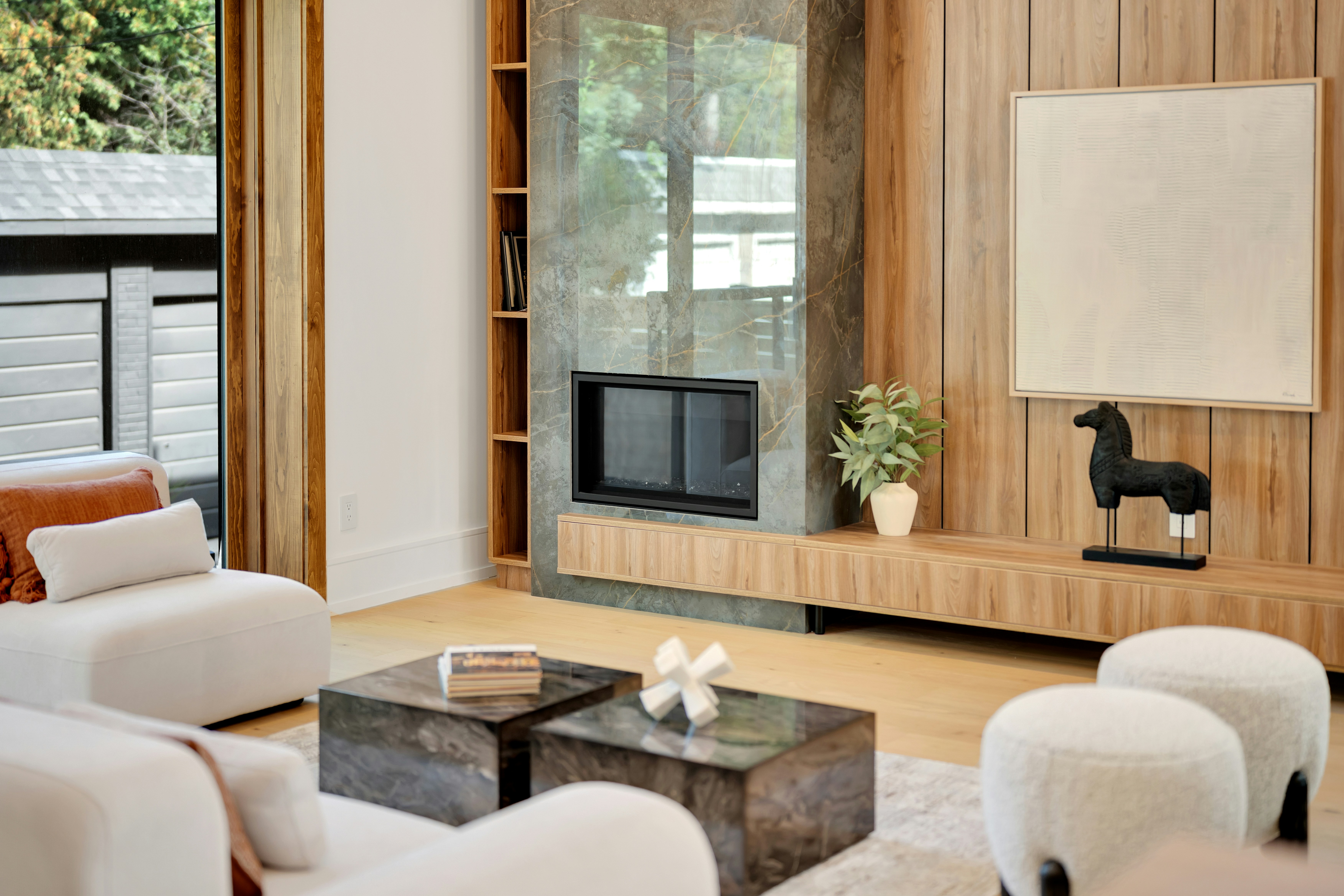 Helles, modernes Wohnzimmer mit Cheminee